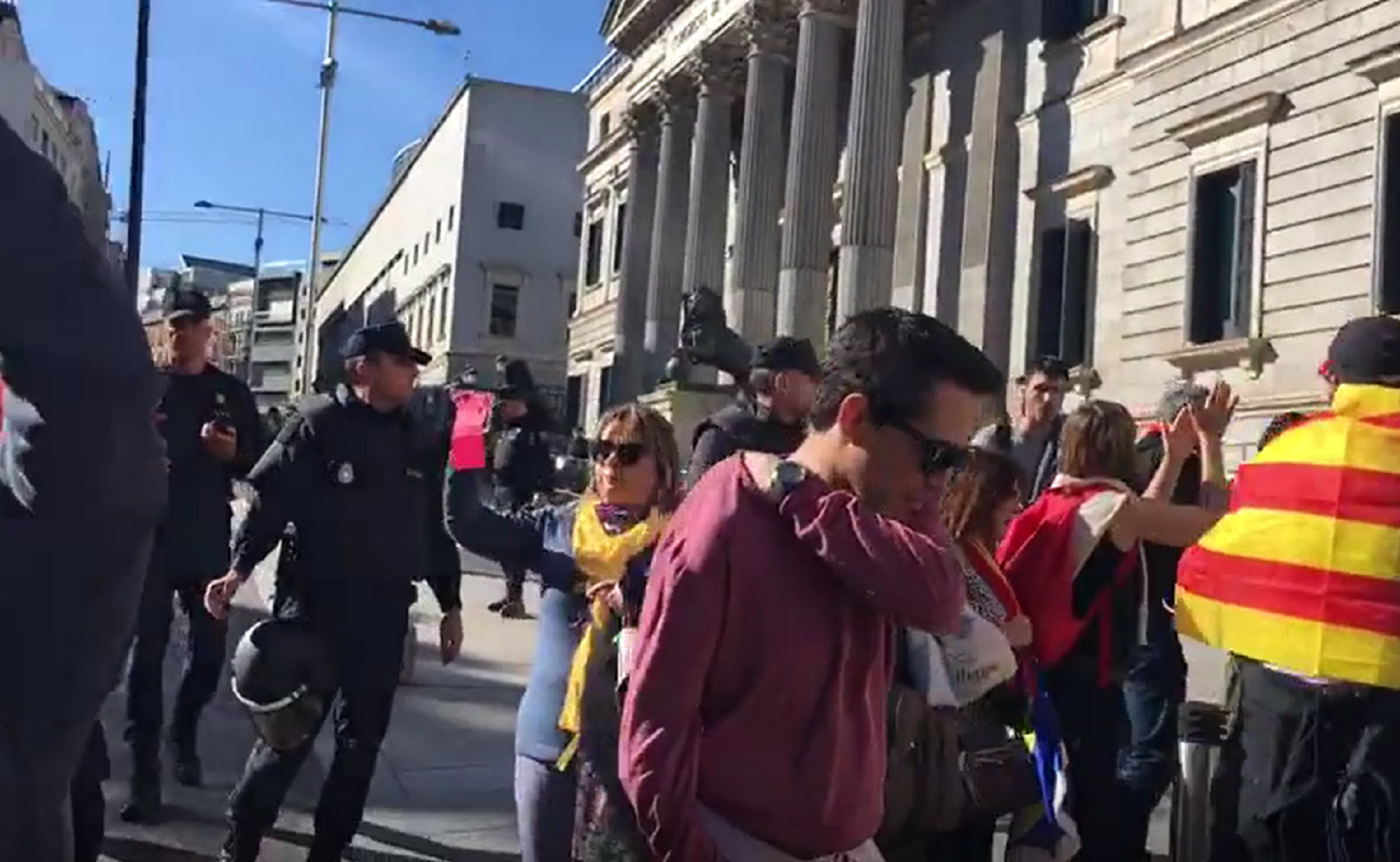 La policia fa fora els manifestants catalans de davant del Congrés