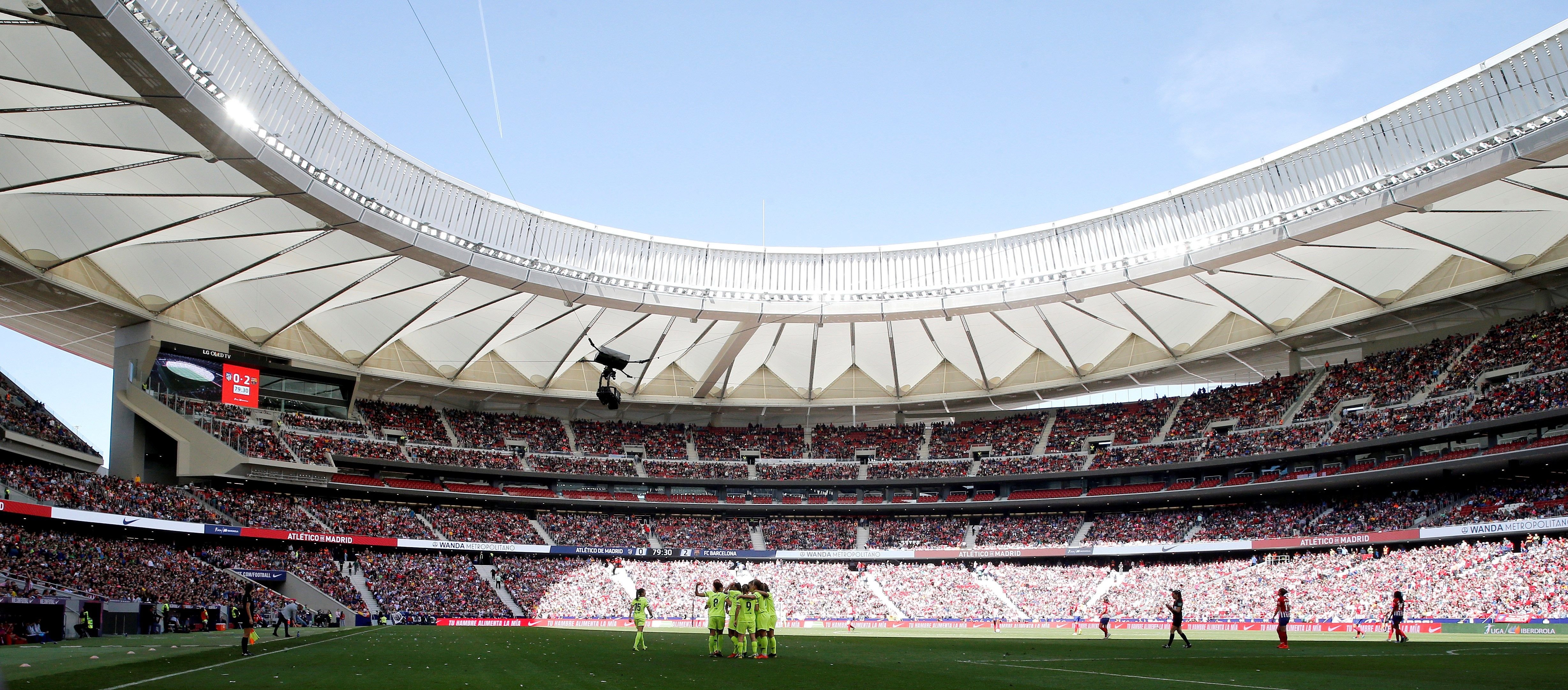 Los equipos femeninos del Barça y el Atlético hacen historia en el Wanda Metropolitano