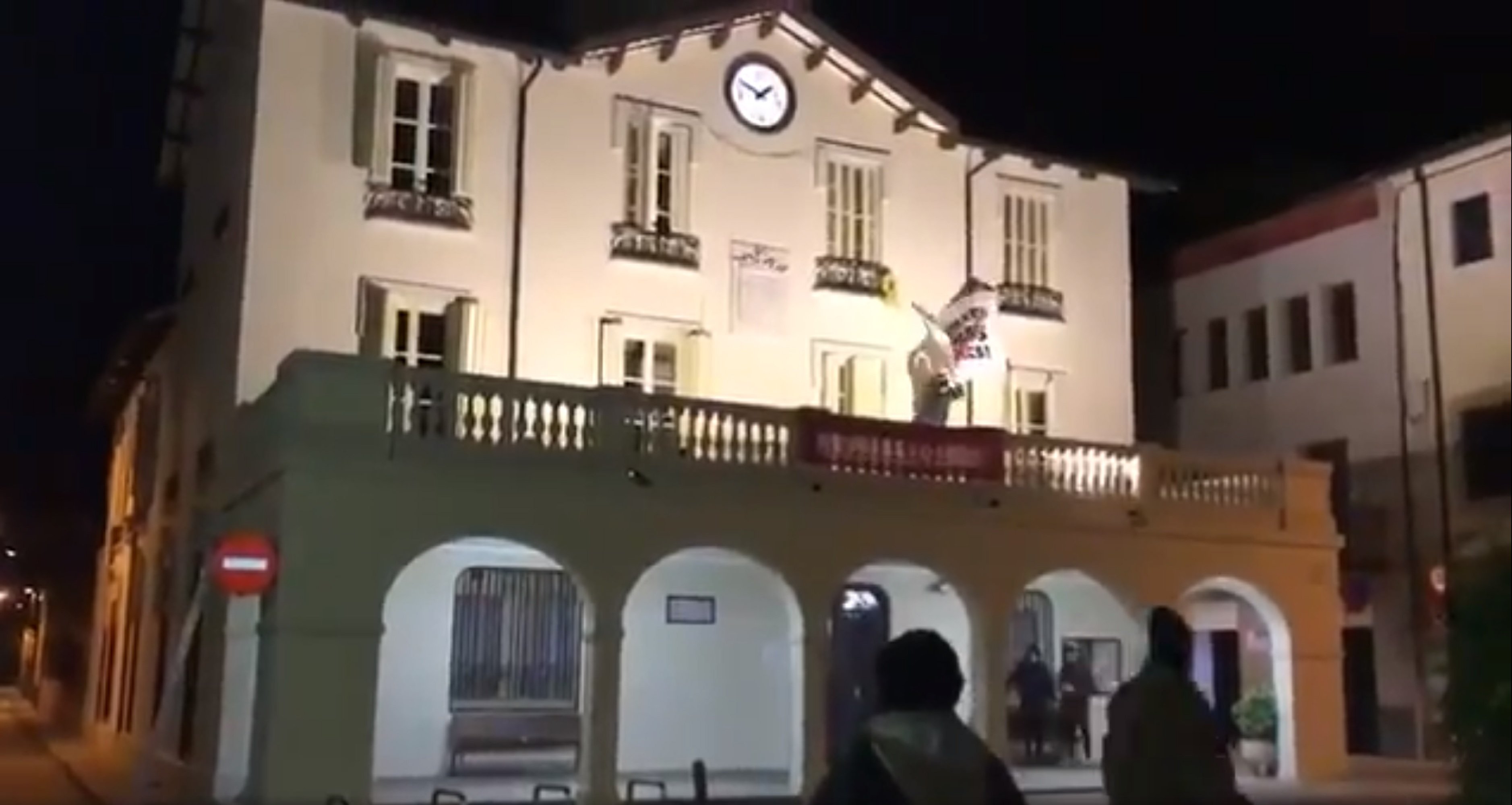 Hooded vigilantes remove banner and 'estelada' in latest Catalan nighttime raid