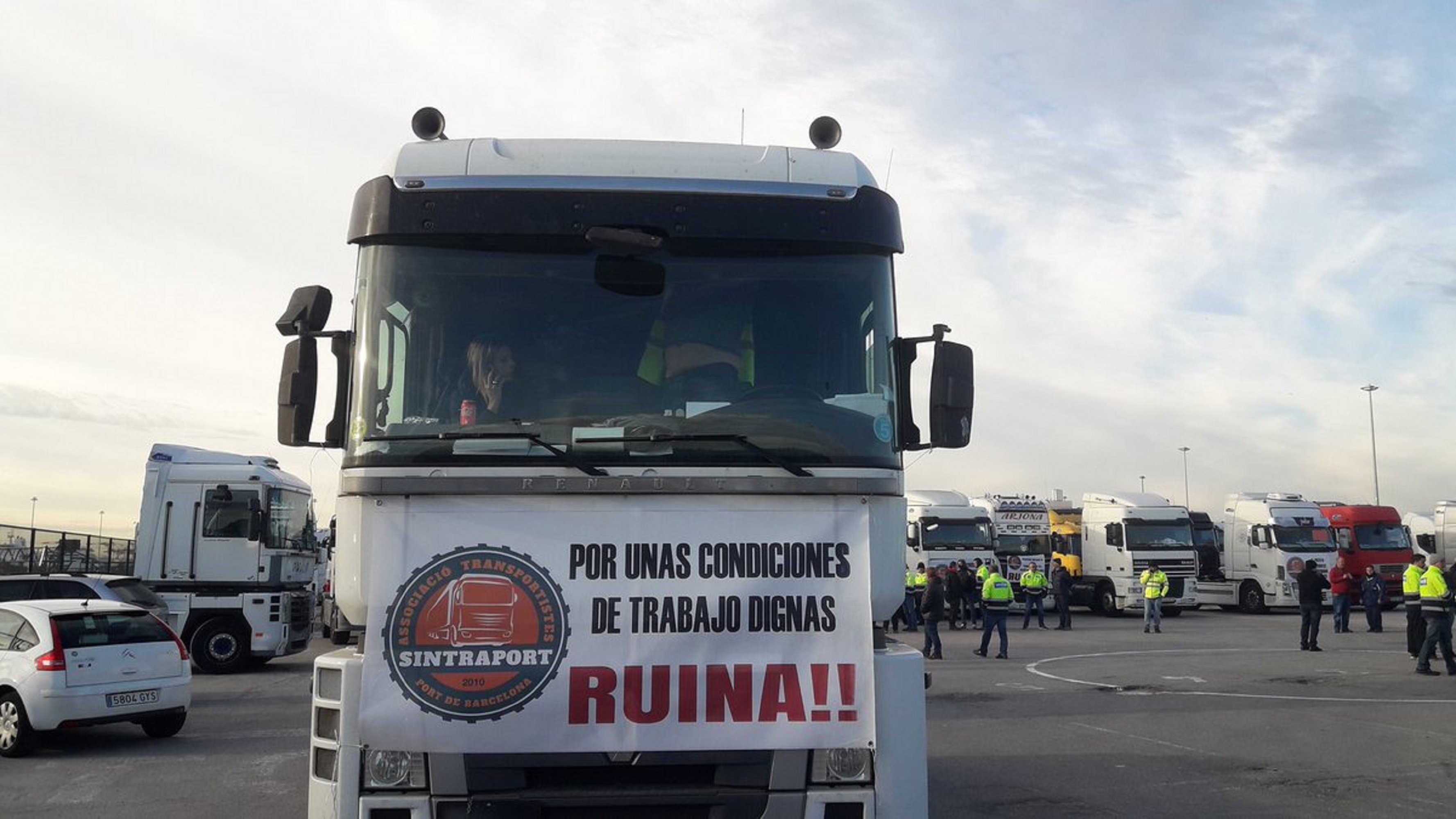 Los transportistas del puerto de Barcelona desconvocan la huelga