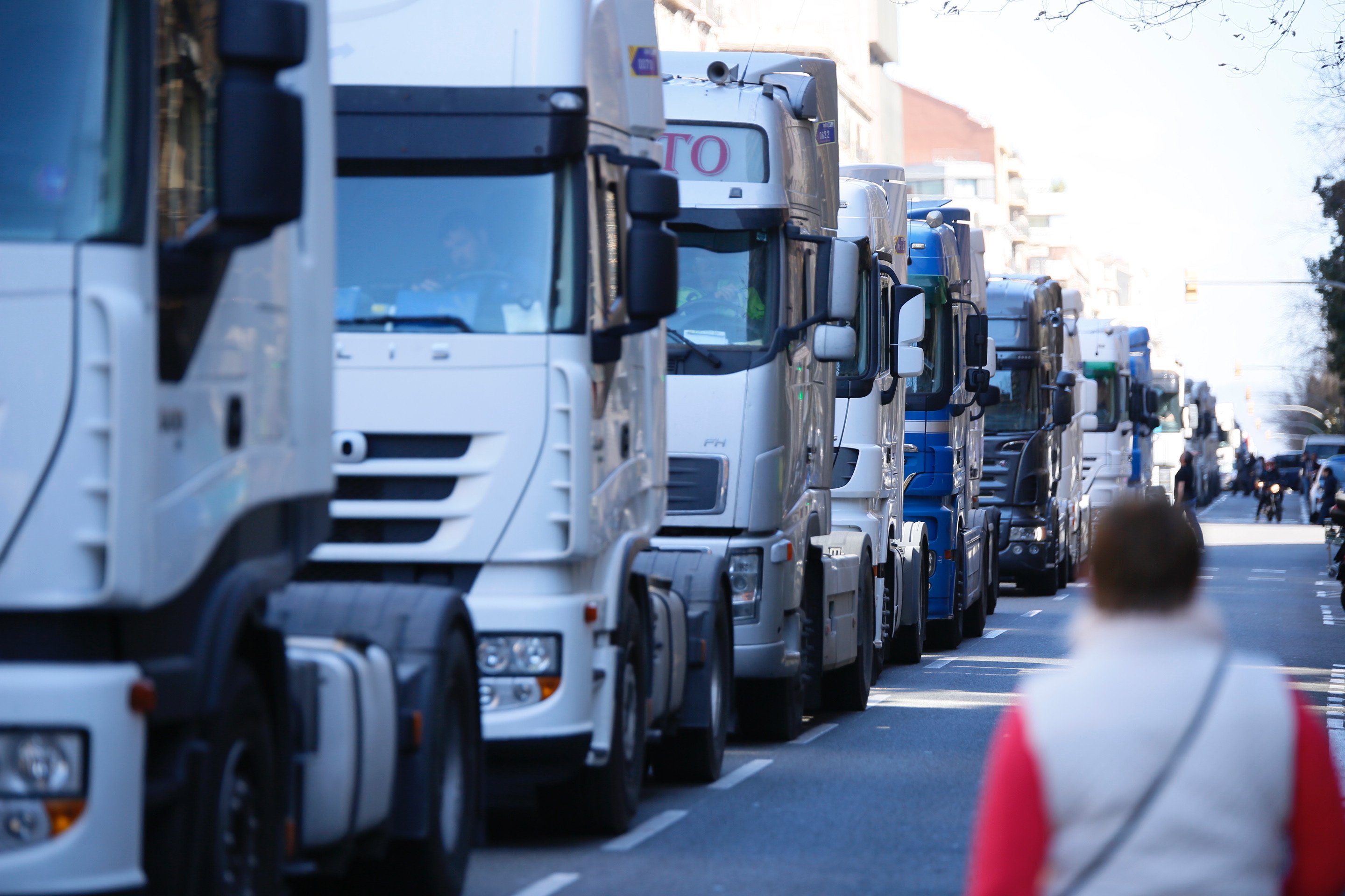 Marxa lenta de camions pel centre de Barcelona contra la precarietat