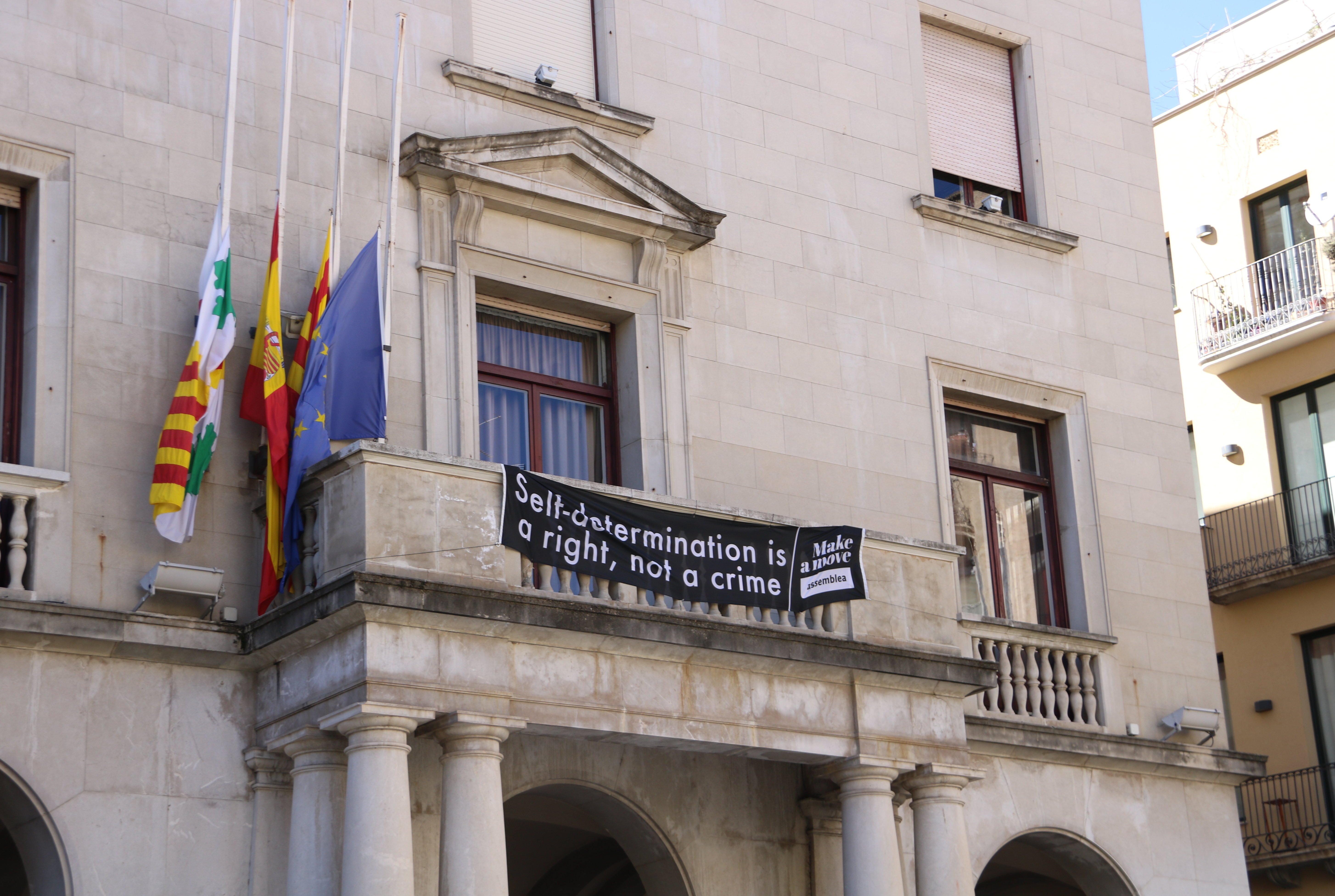 Figueres despenja la pancarta de l'ajuntament i la posarà a l’edifici privat del costat