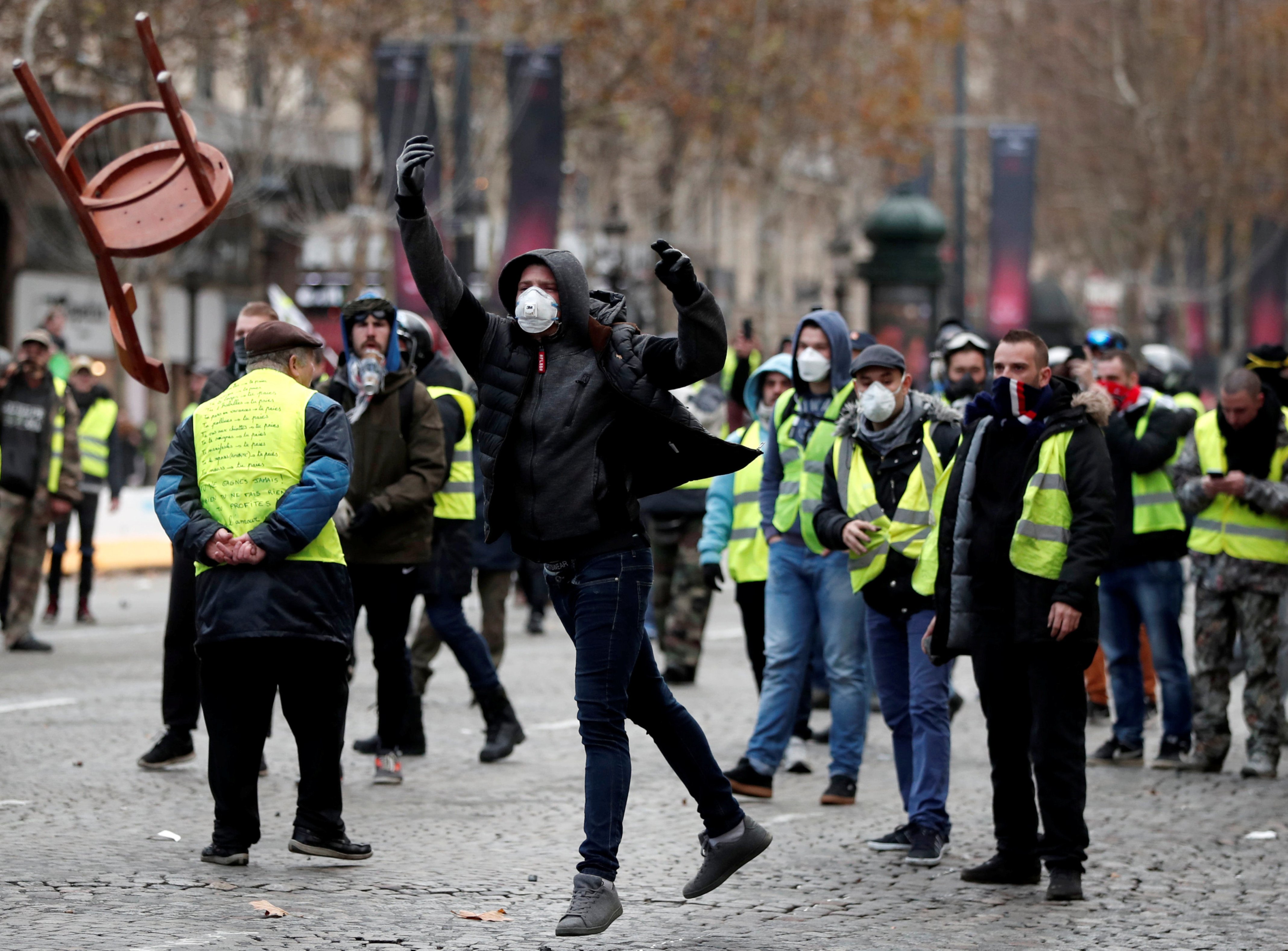 Francia prohibirá manifestaciones en los Campos Elíseos si hay ultras