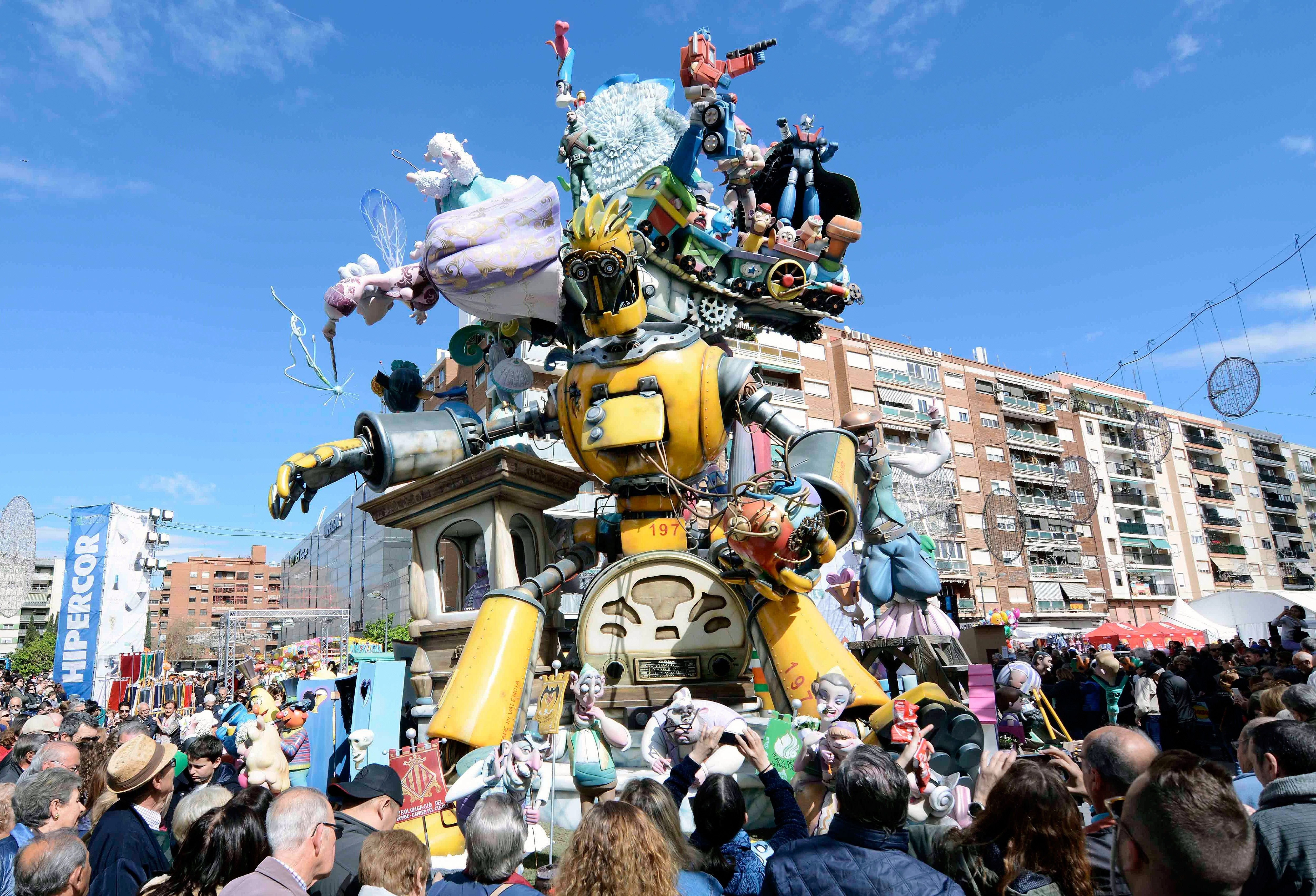 València acomiada les Falles i redueix a cendra 7,67 milions d'art i sàtira