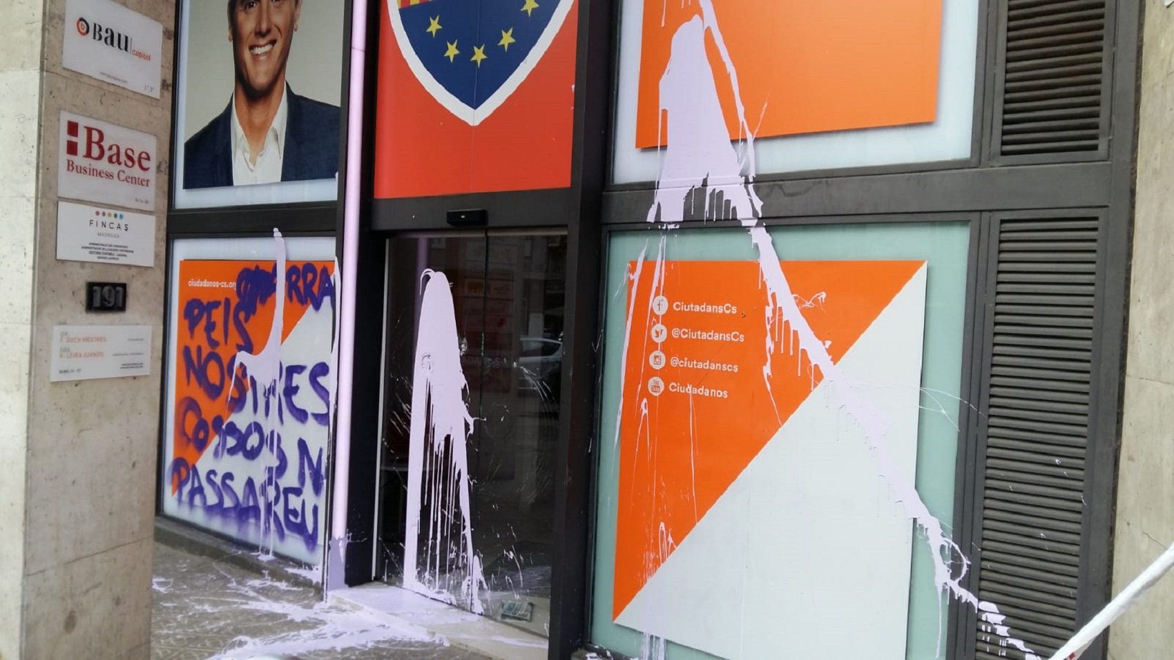 Arran lanza pintura en las sedes de Ciutadans y PP en Barcelona