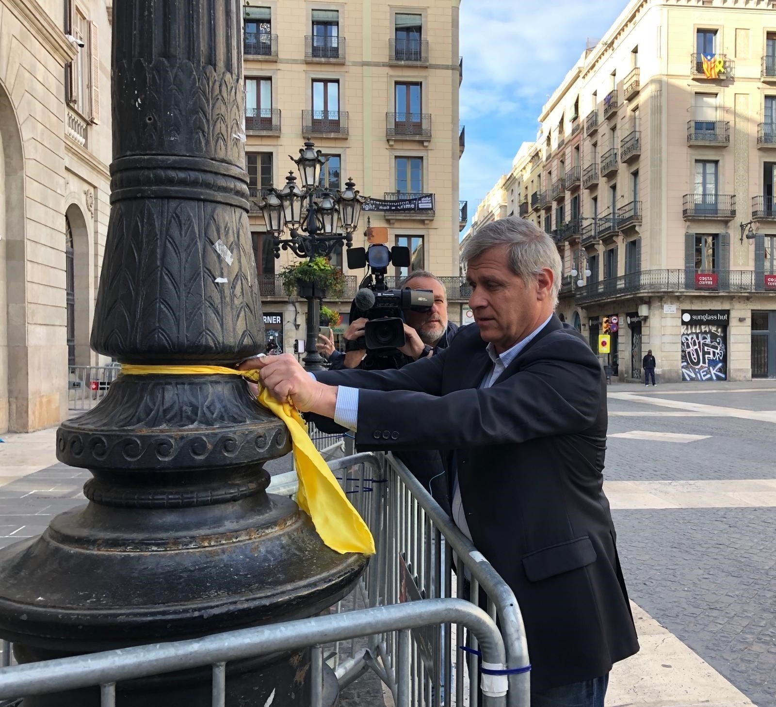 Alberto Fernández quita lazos de farolas en Sant Jaume: "Vuelve a ser de todos"