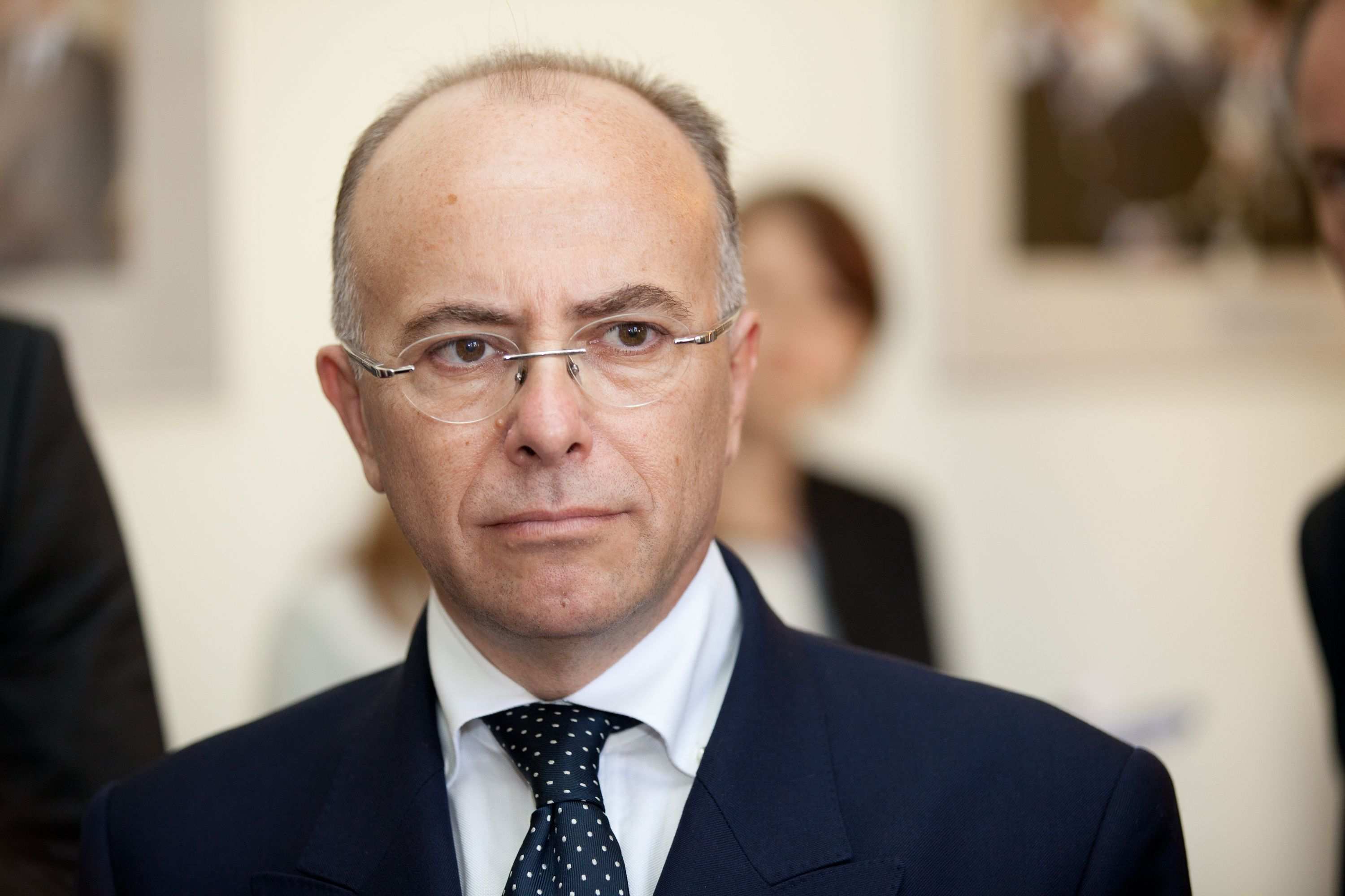 Hollande nomena primer ministre Bernard Cazeneuve, fins ara a Interior