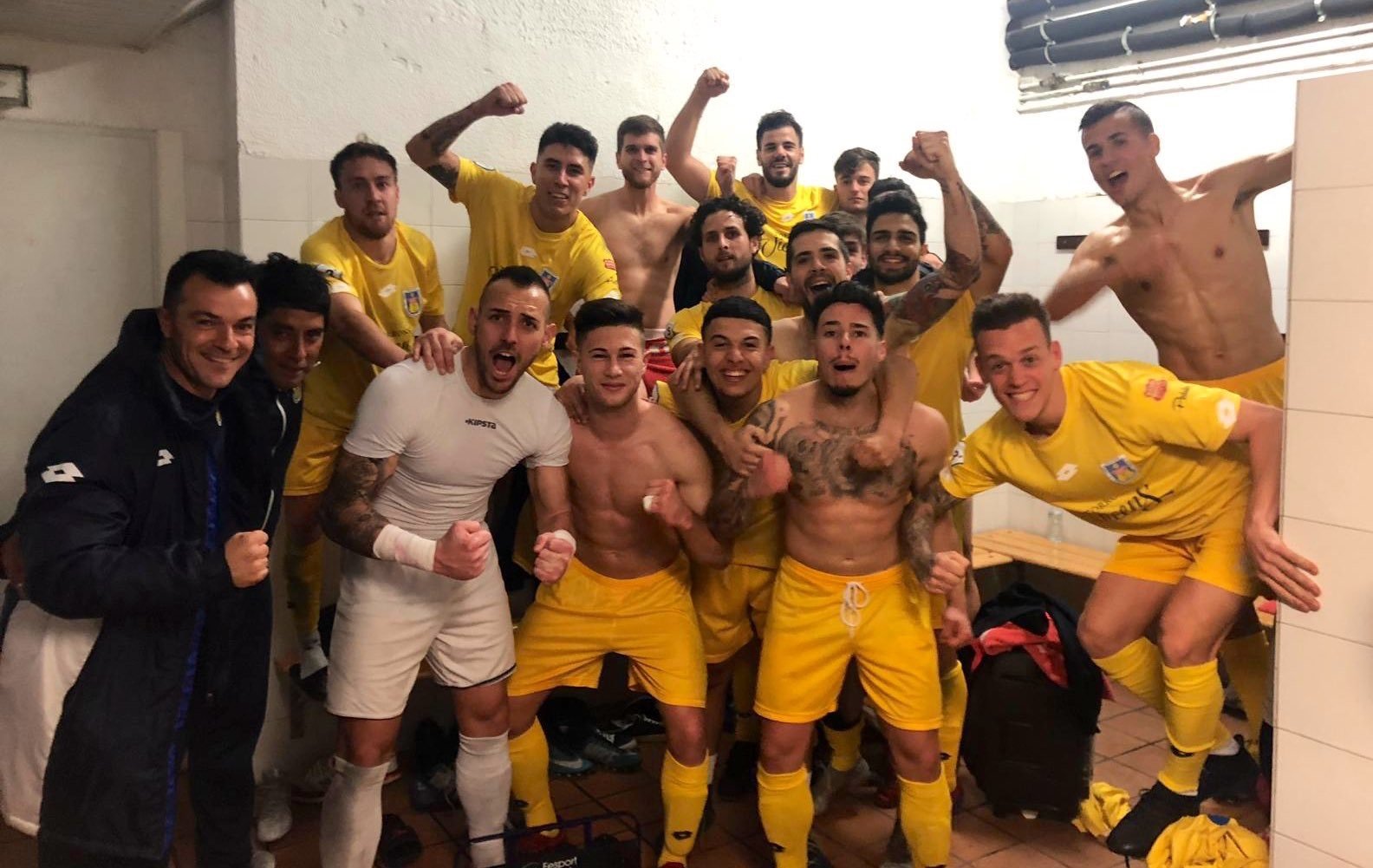 El jugador del Castelldefels Juanito fa un gol de traca i mocador que val tres punts