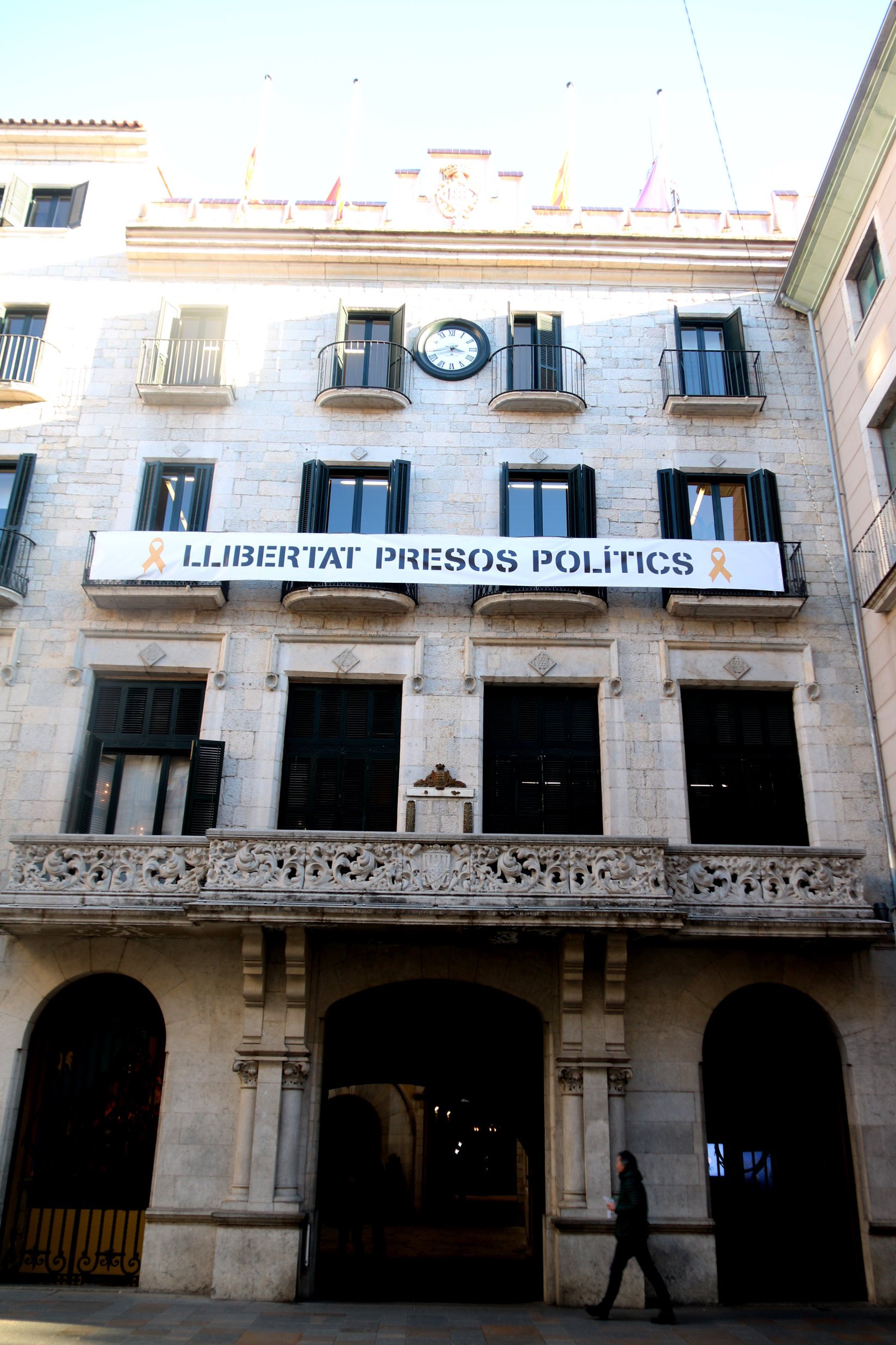 La junta electoral da 48 horas a los ayuntamientos de Girona y Salt para retirar símbolos