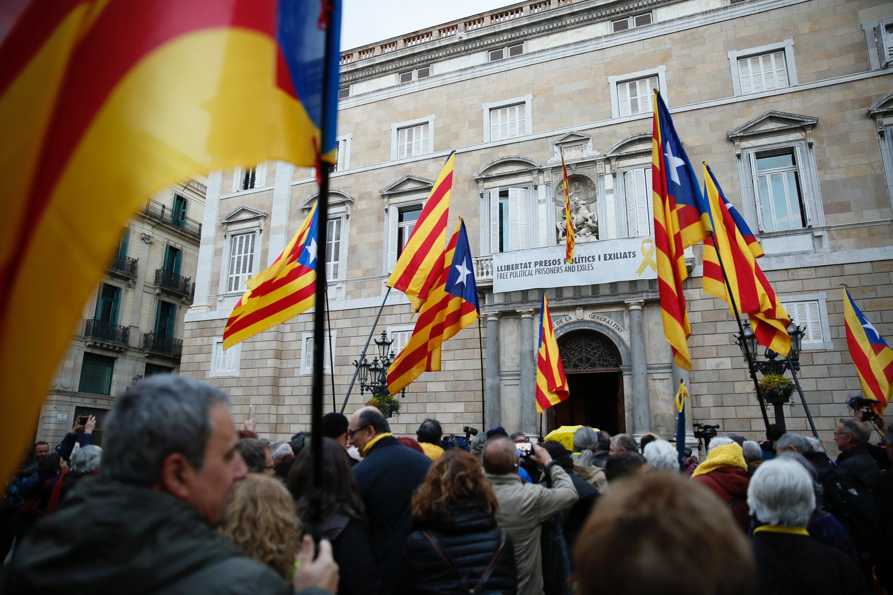 Sant Jaume se llena de esteladas y lazos para aplaudir la desobediencia a la JEC