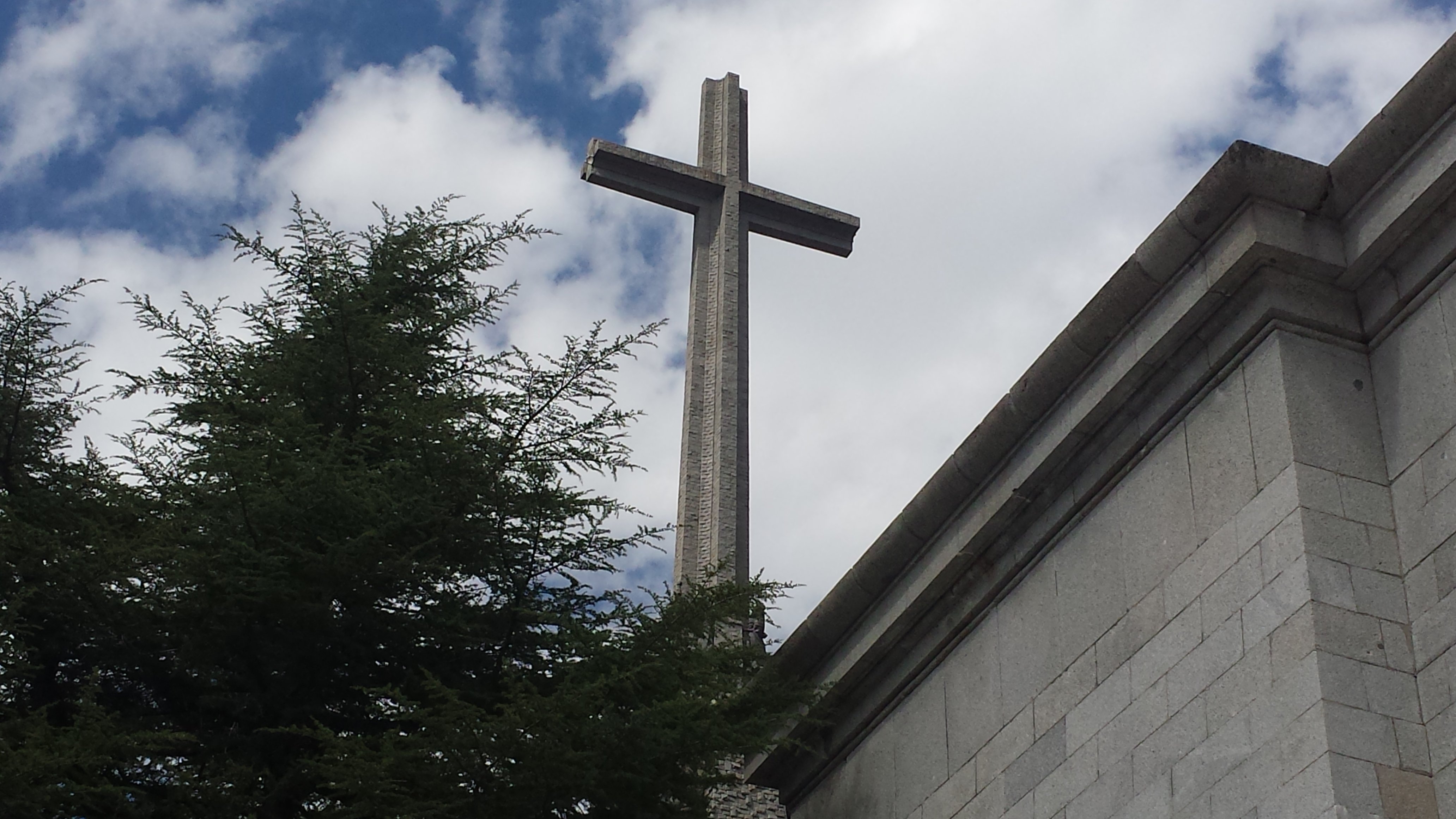 Manifestación ante el Supremo para pedir la exhumación inmediata de Franco