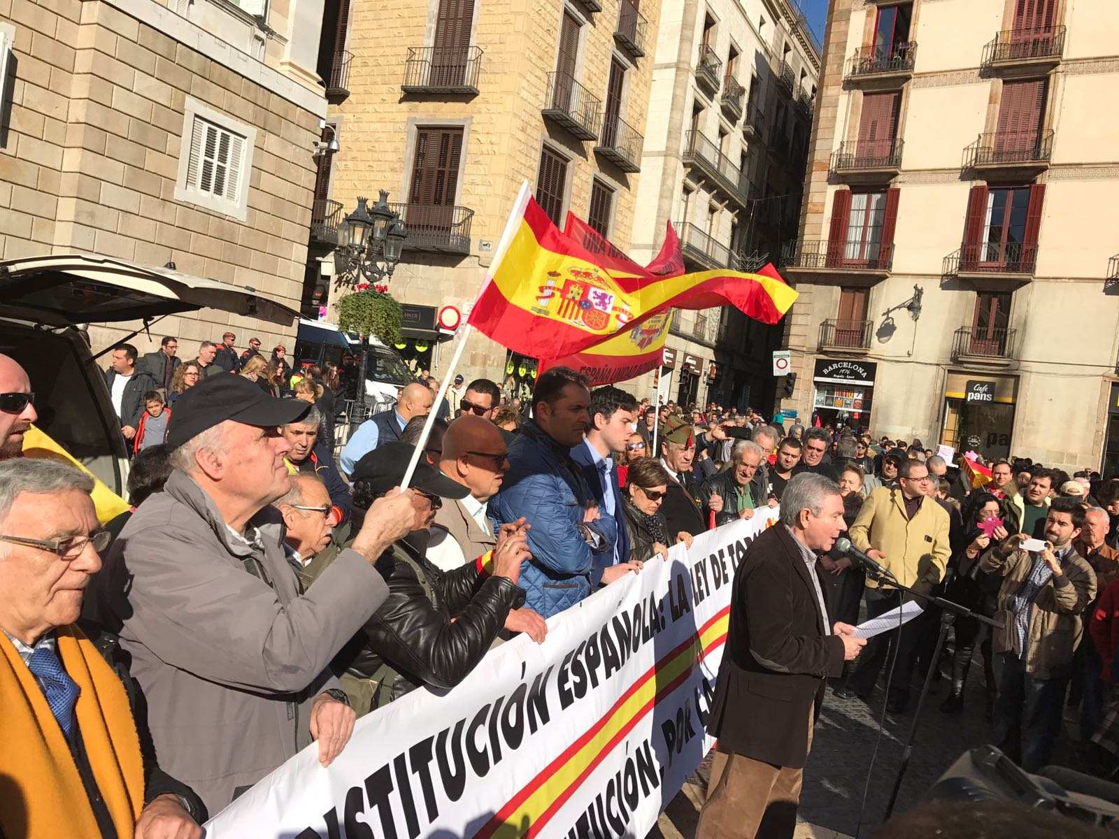 El unionismo se estanca y no llega al medio millar de manifestantes en Barcelona