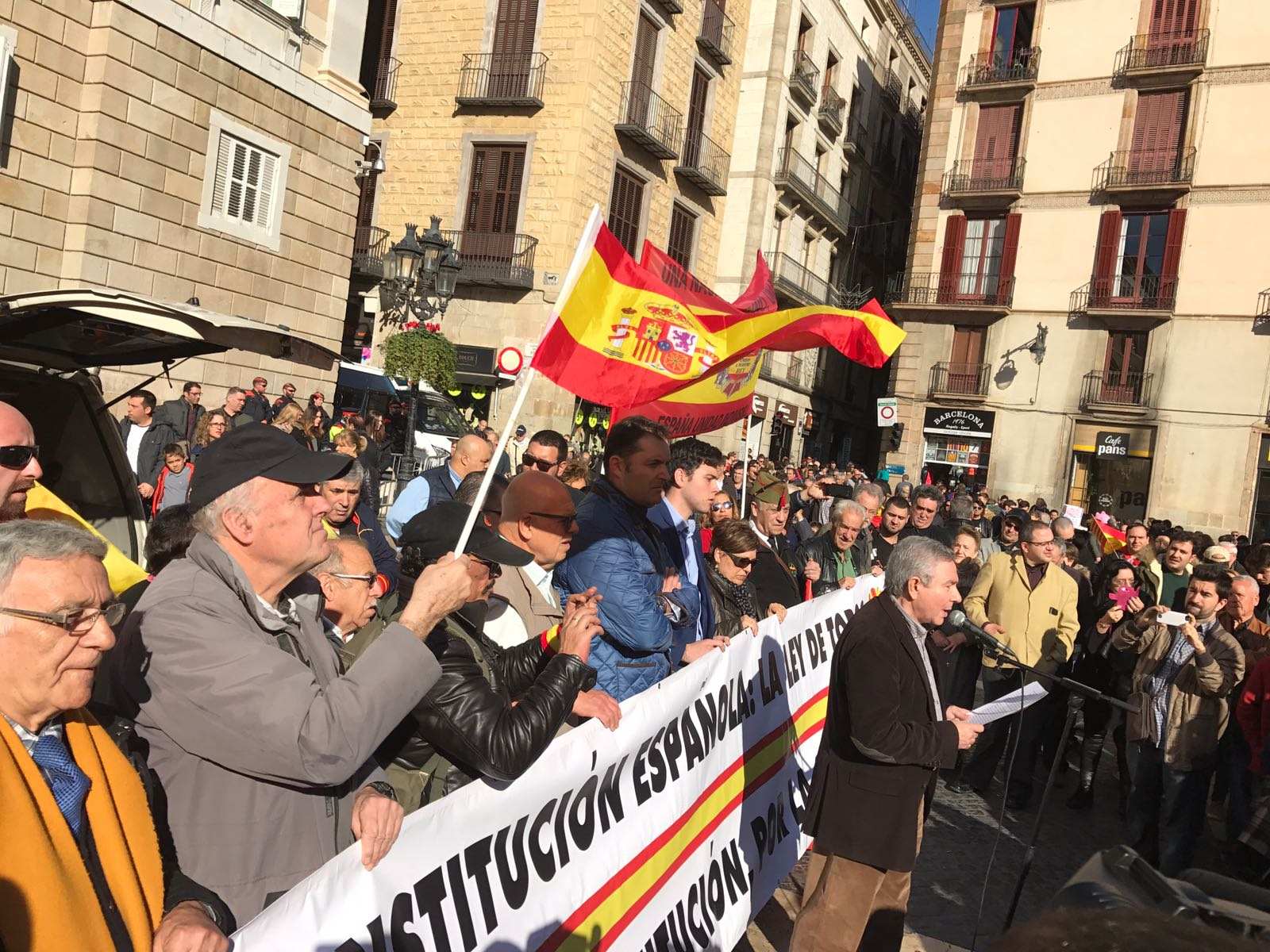 L'unionisme civil intenta agrupar-se per plantar cara al referèndum