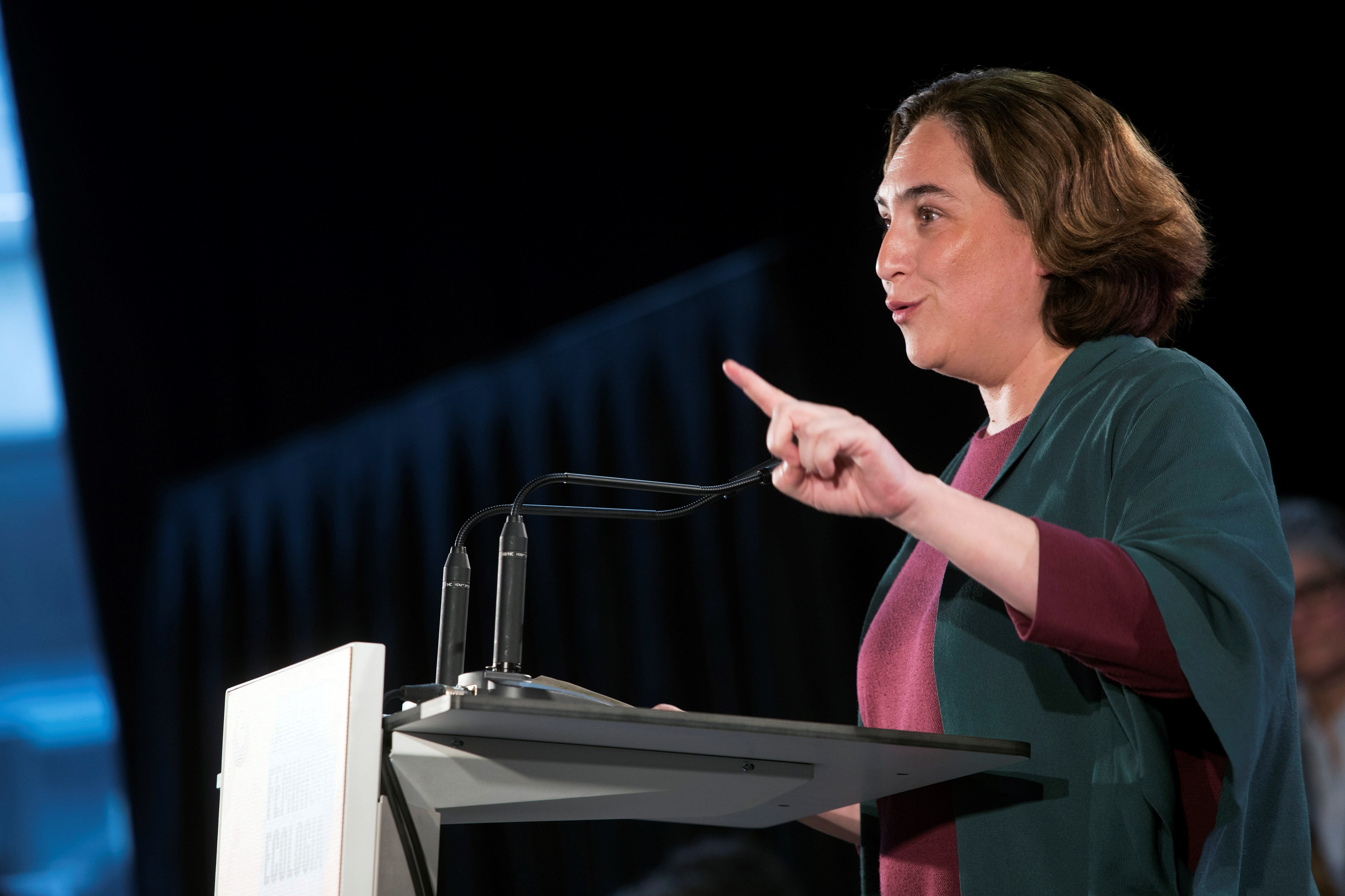 Colau desoye la decisión del ayuntamiento de recuperar el lazo amarillo