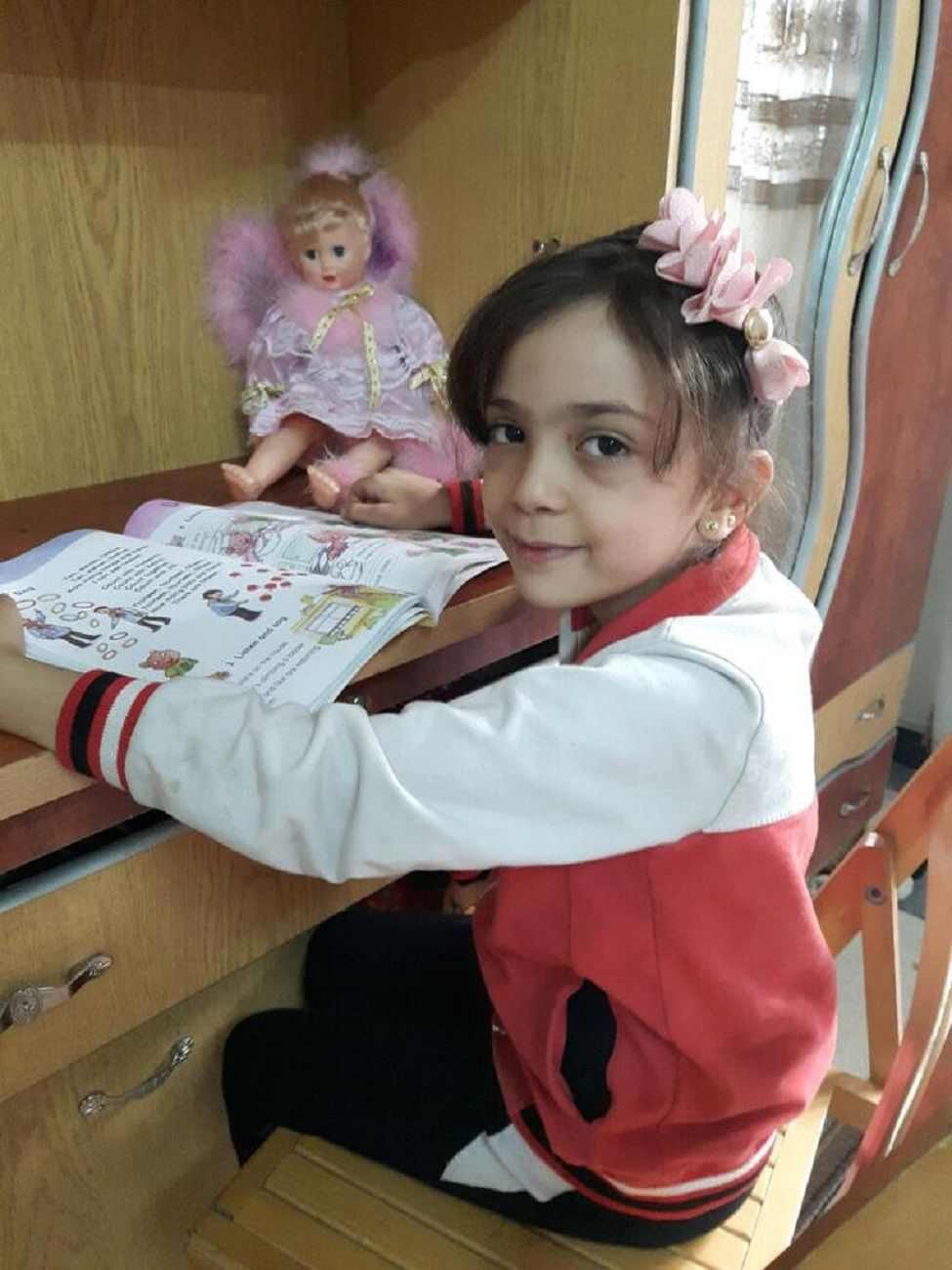 Bana, la nena tuitaire de Síria, torna a piular després d'hores incomunicada