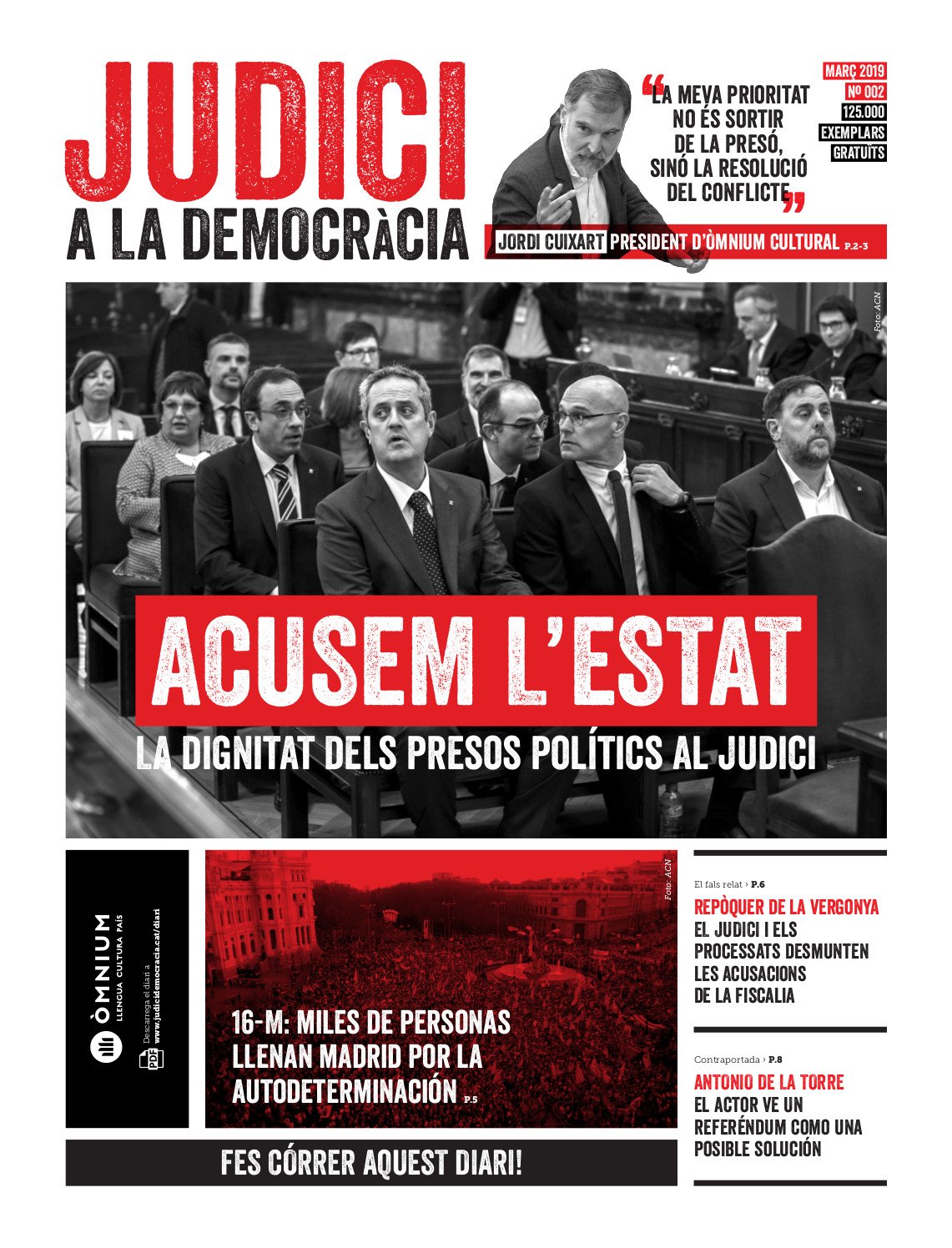 Òmnium torna a repartir la publicació 'Judici a la democràcia'