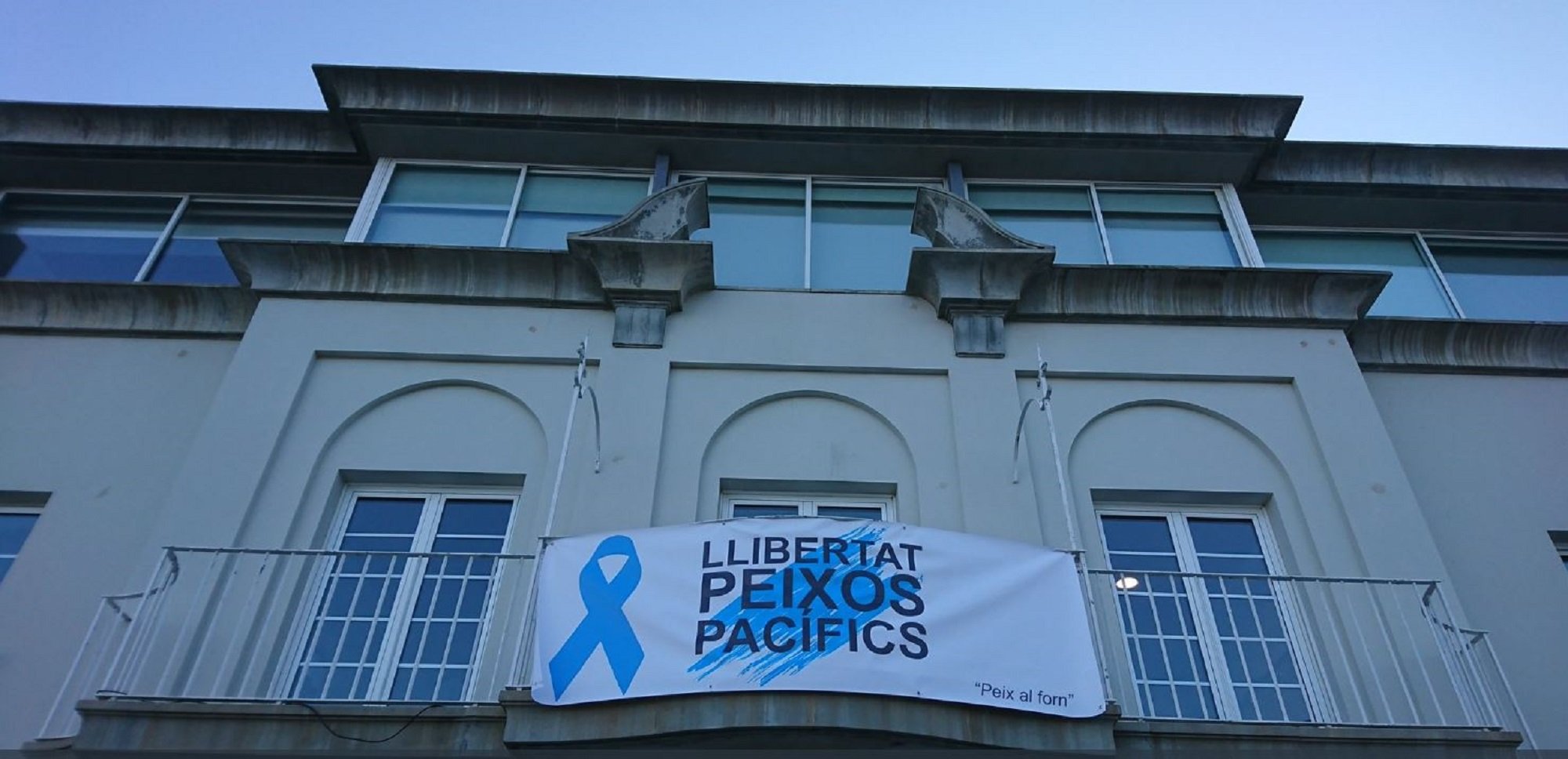 La imaginativa pancarta pels presos polítics al Port de la Selva