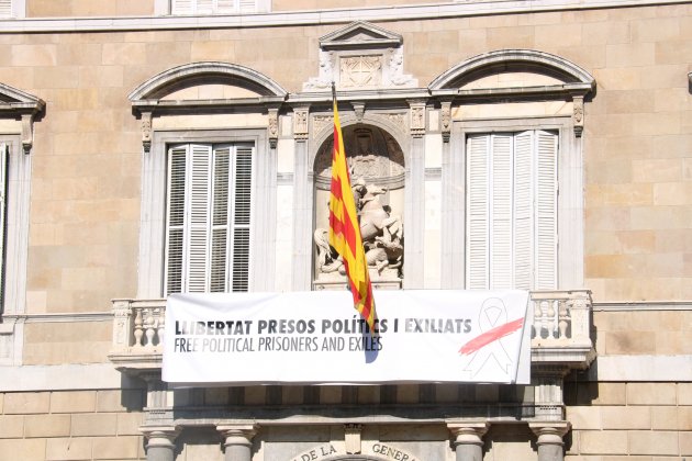 pancarta llaç blanc Palau Generalitat ACN