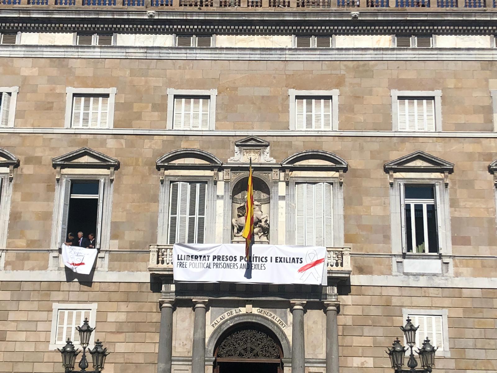 Torra desafía a la JEC con dos nuevas pancartas y un lazo blanco