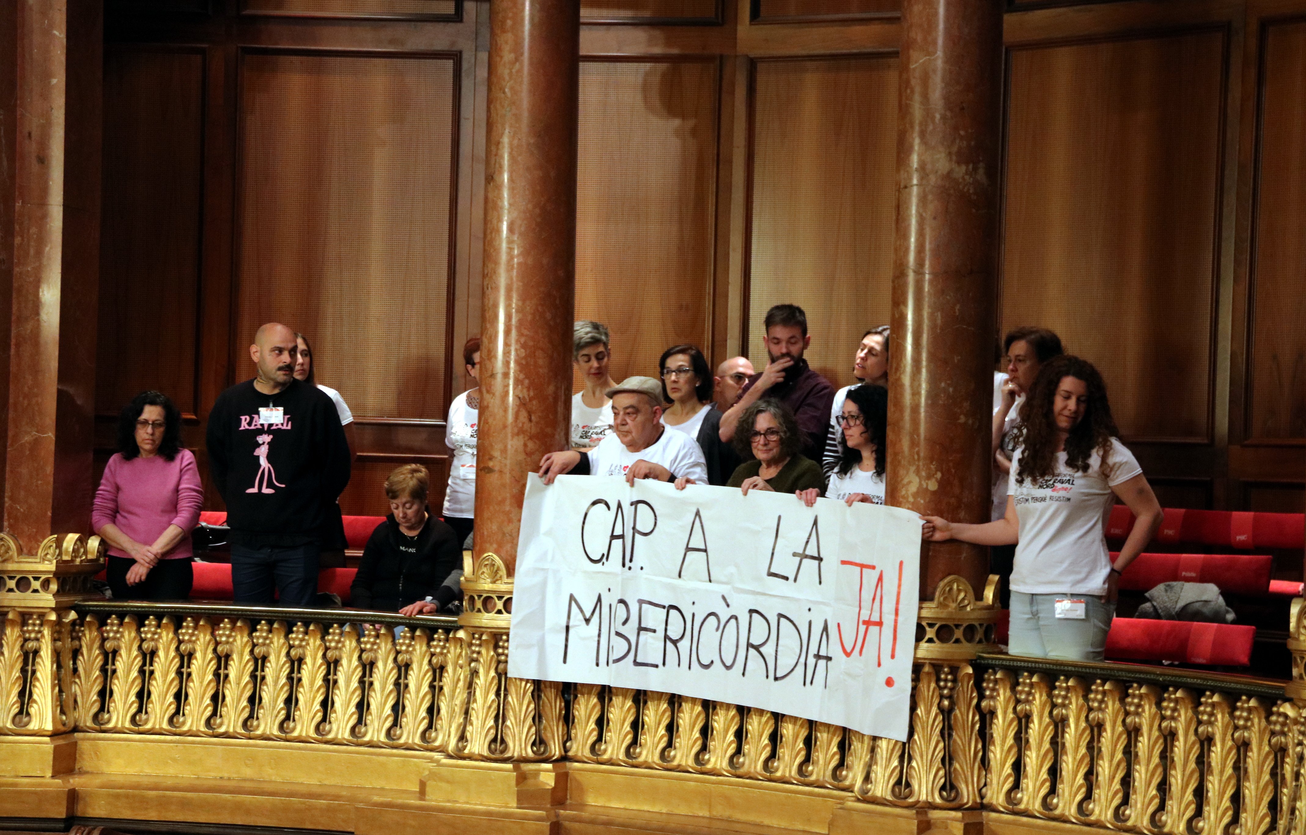 Revuelta por el CAP del Raval norte: los vecinos ocupan la capilla de la Misericordia