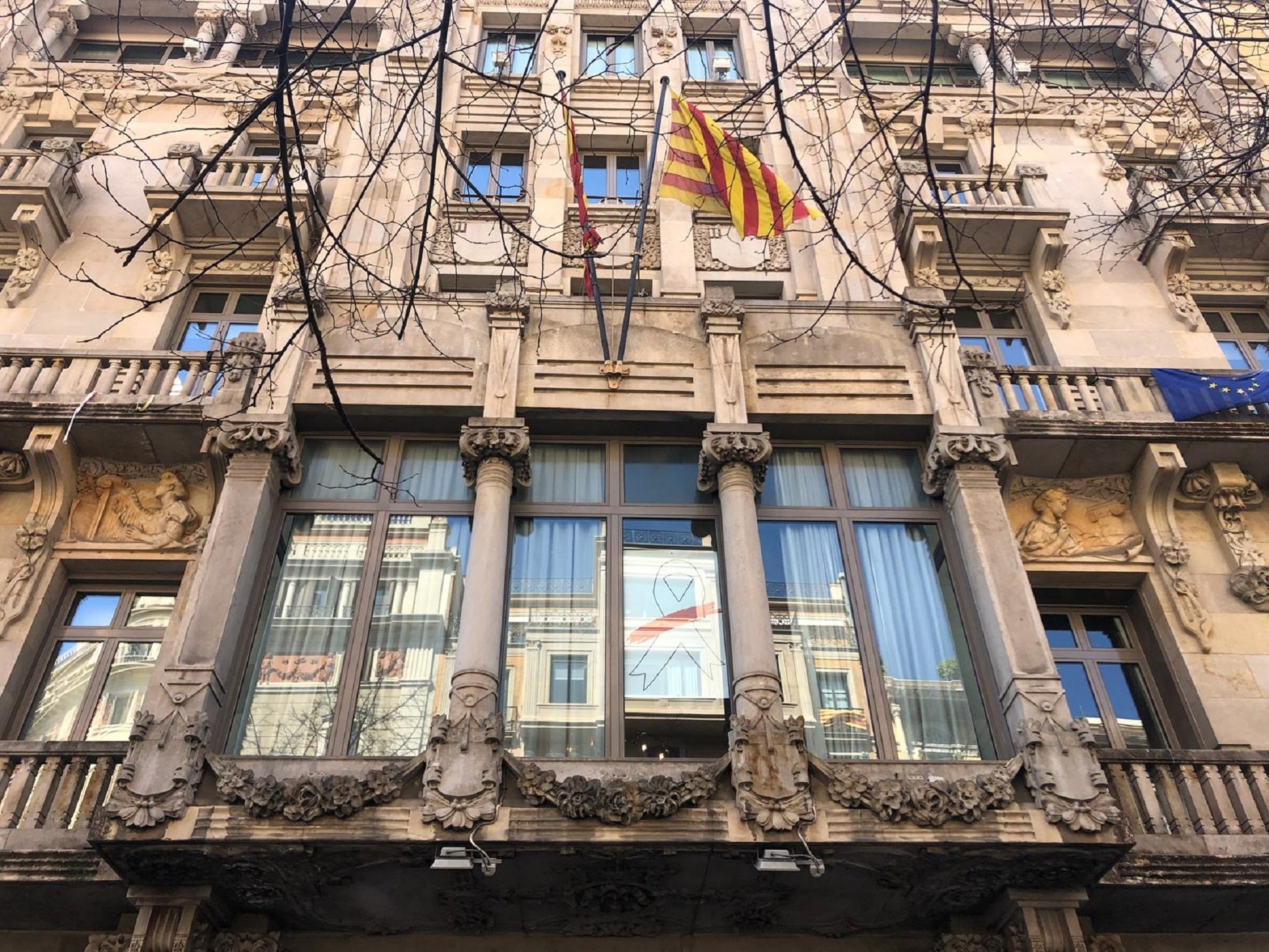 Creatividad al poder: conselleries y sedes de la Generalitat fintan a la JEC