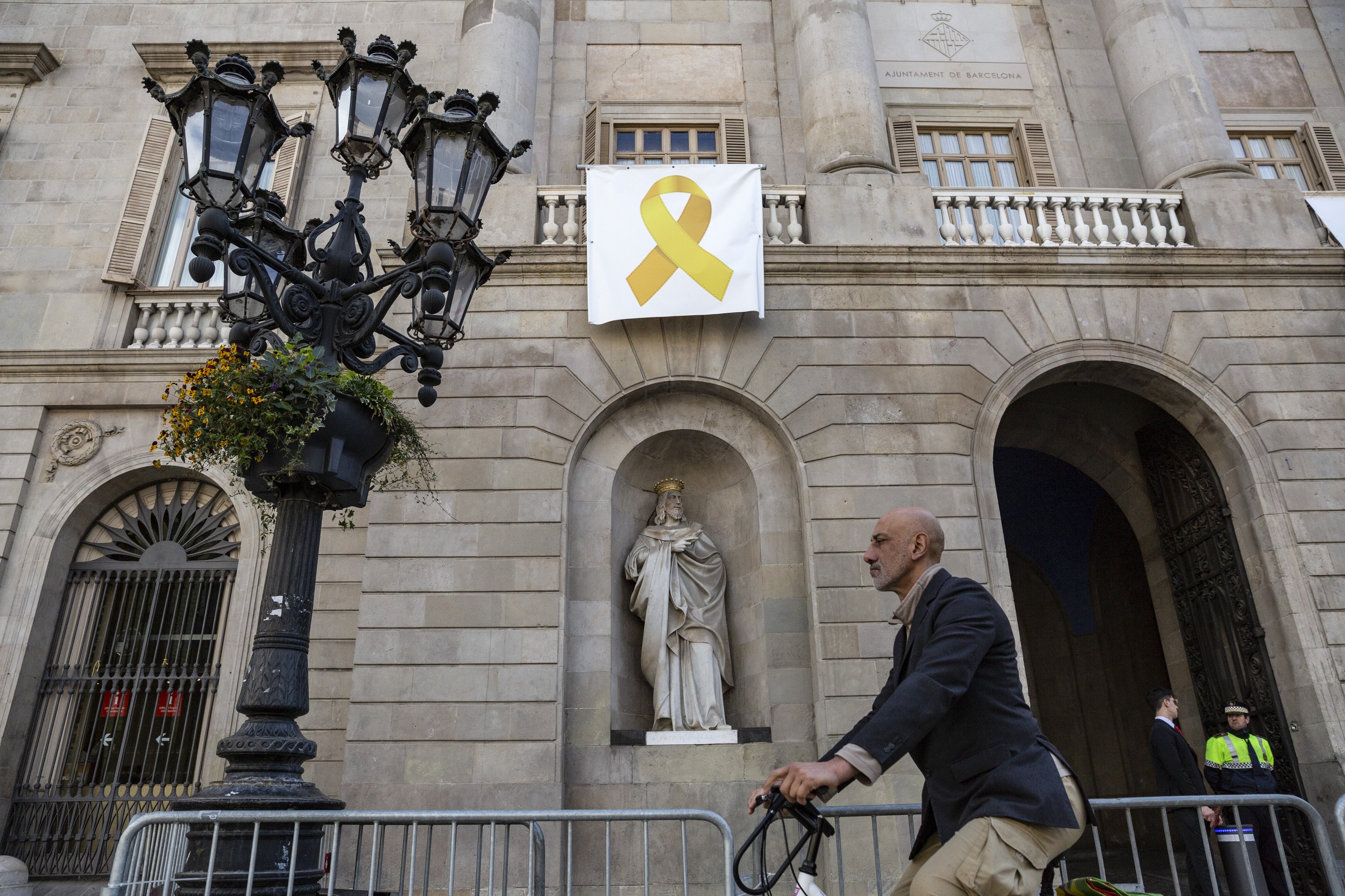 El PP pide al juez que obligue Colau a retirar el lazo amarillo del Ayuntamiento