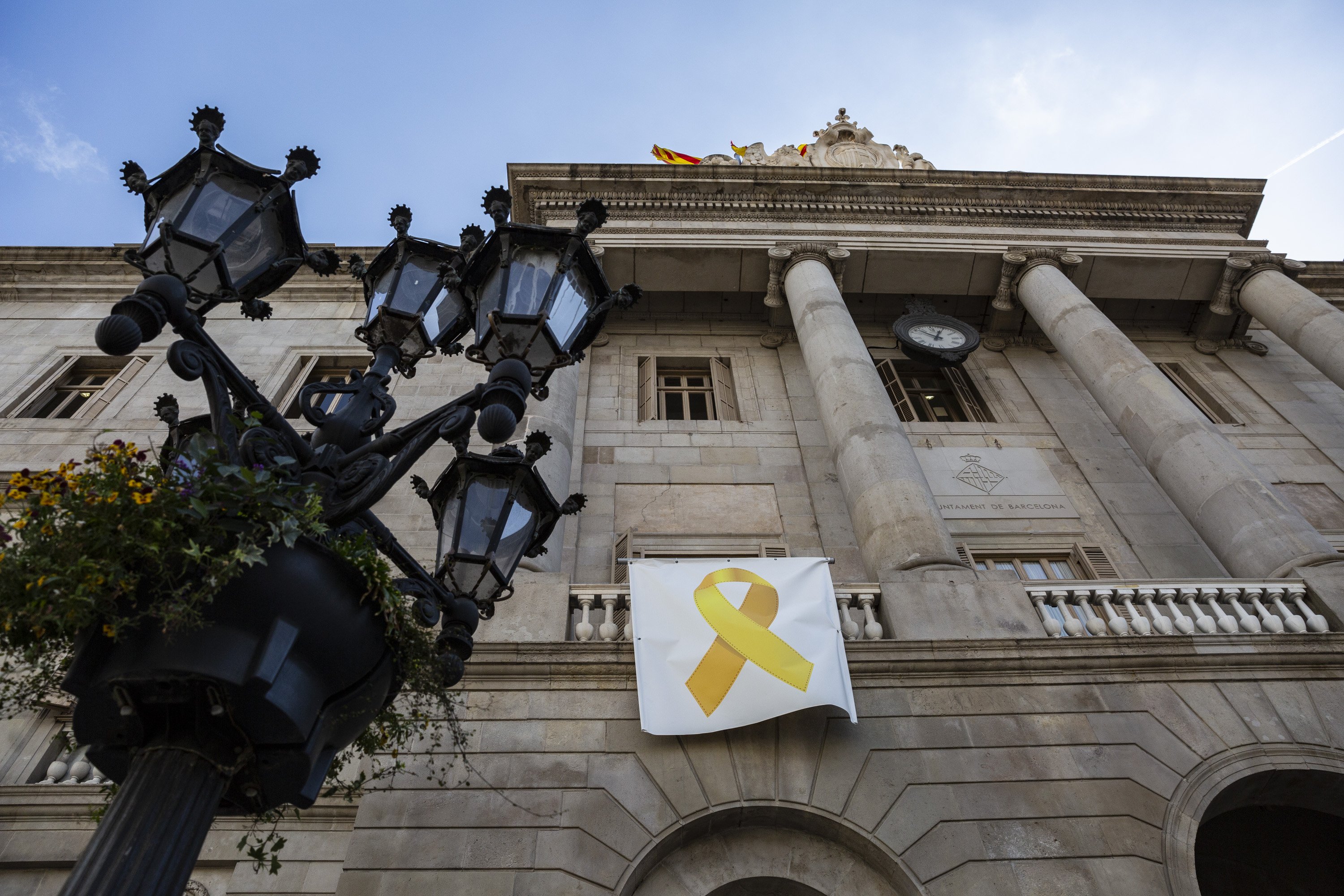 El lazo amarillo vuelve a la fachada del Ayuntamiento de Barcelona