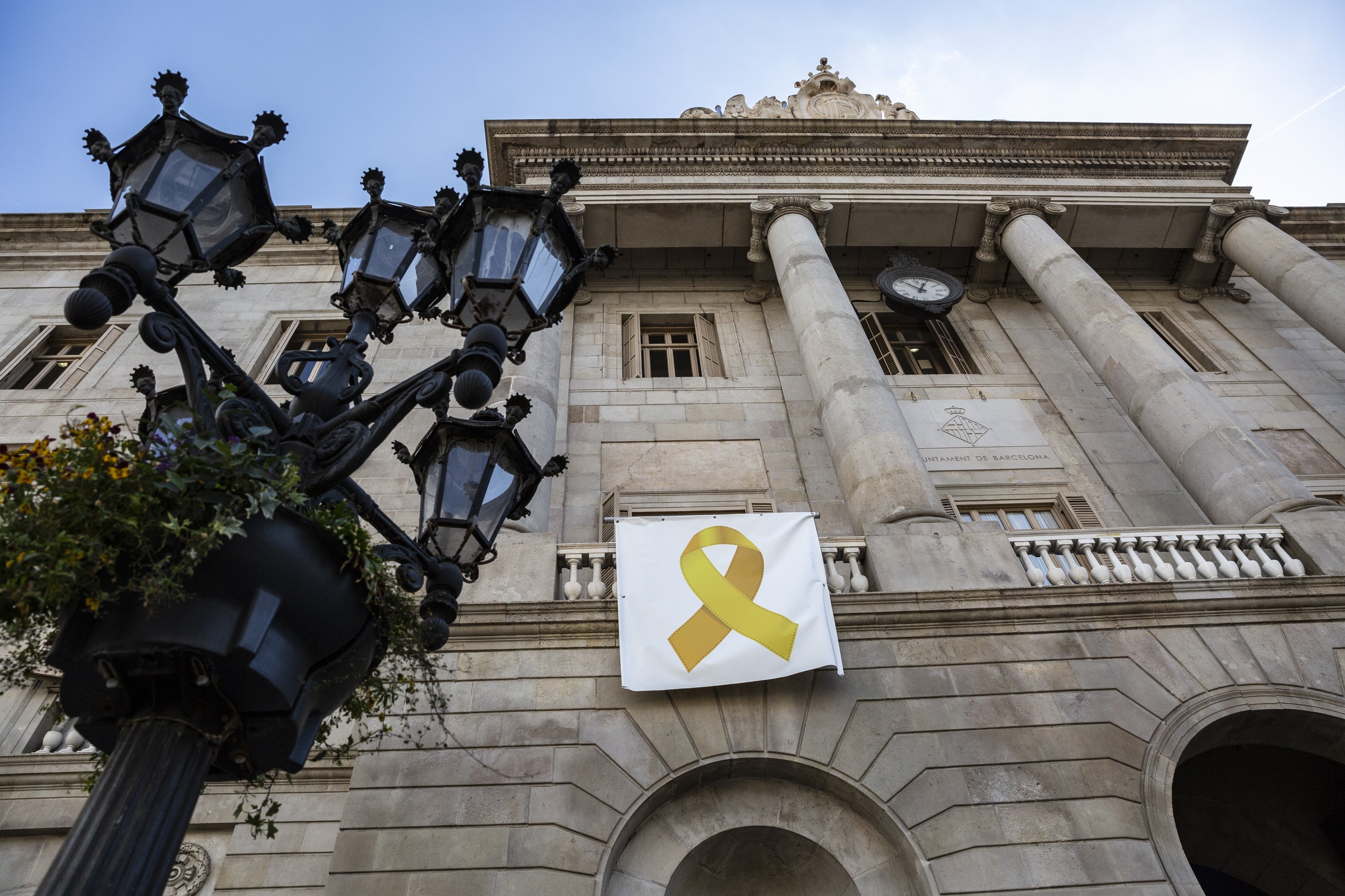 Yellow ribbon returns to Barcelona city hall