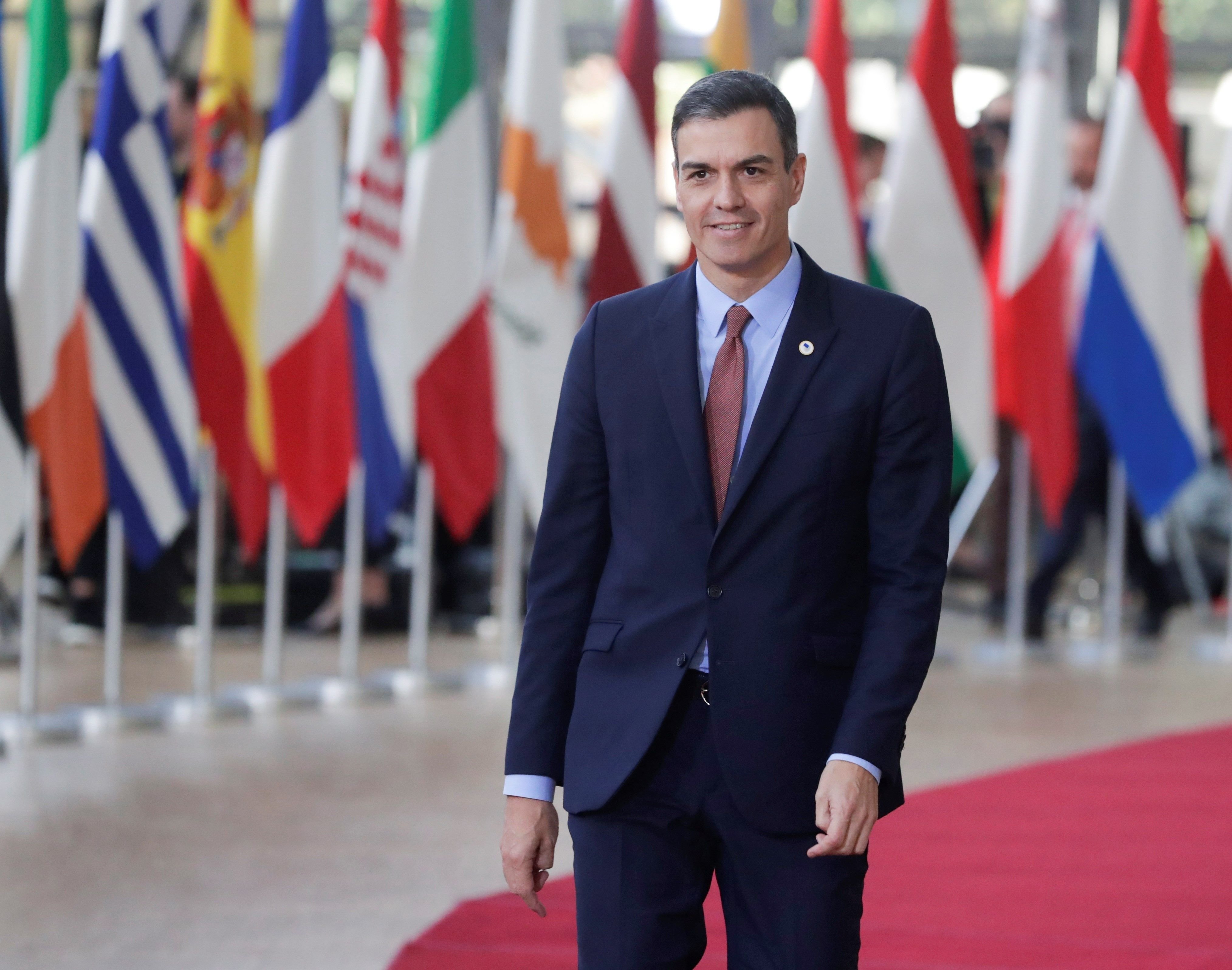 Sánchez reclama a Torra que “respecti la neutralitat” després de penjar la nova pancarta