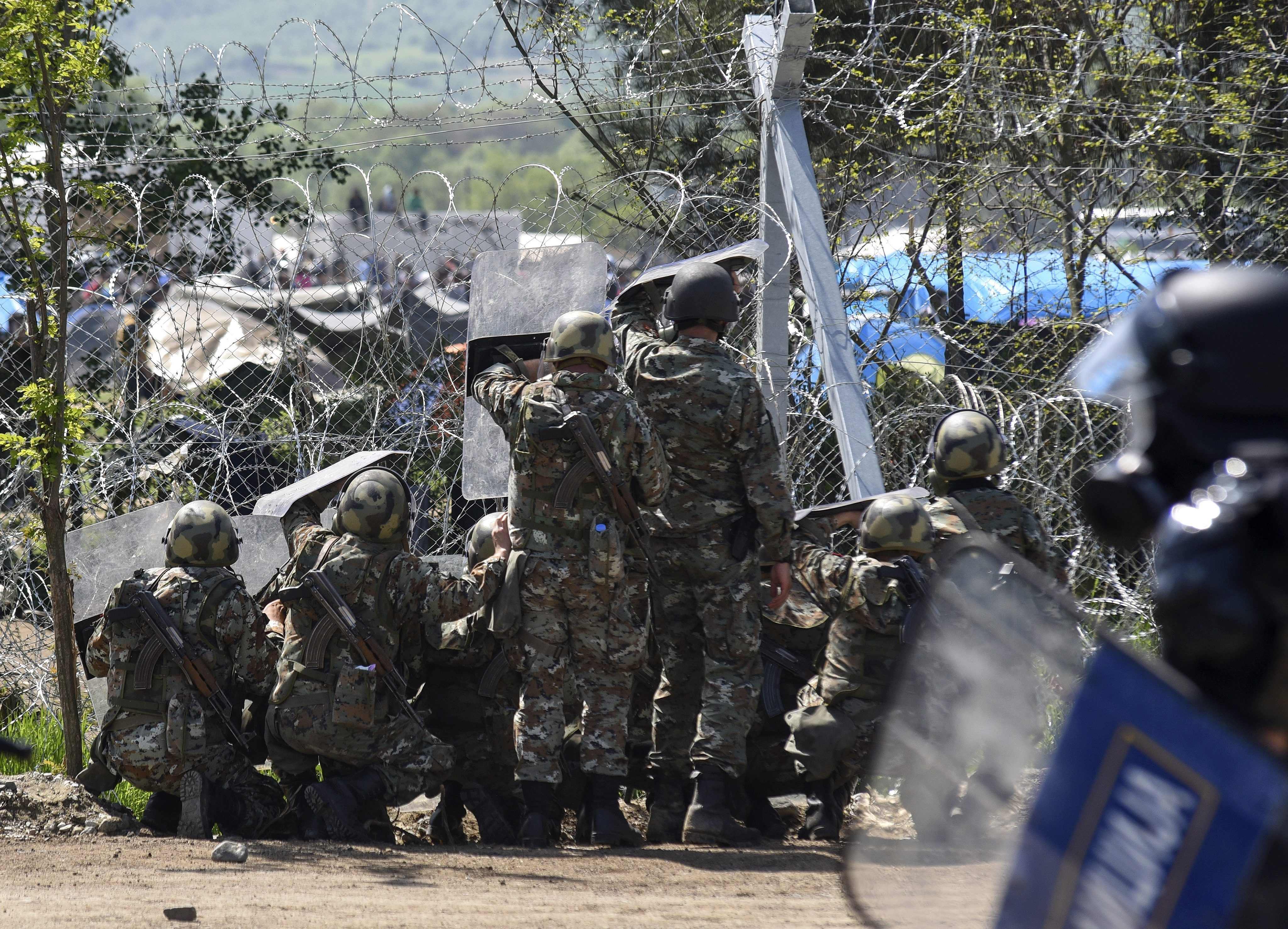 La Policía macedonia dispersa con gases lacrimógenos a cientos de refugiados