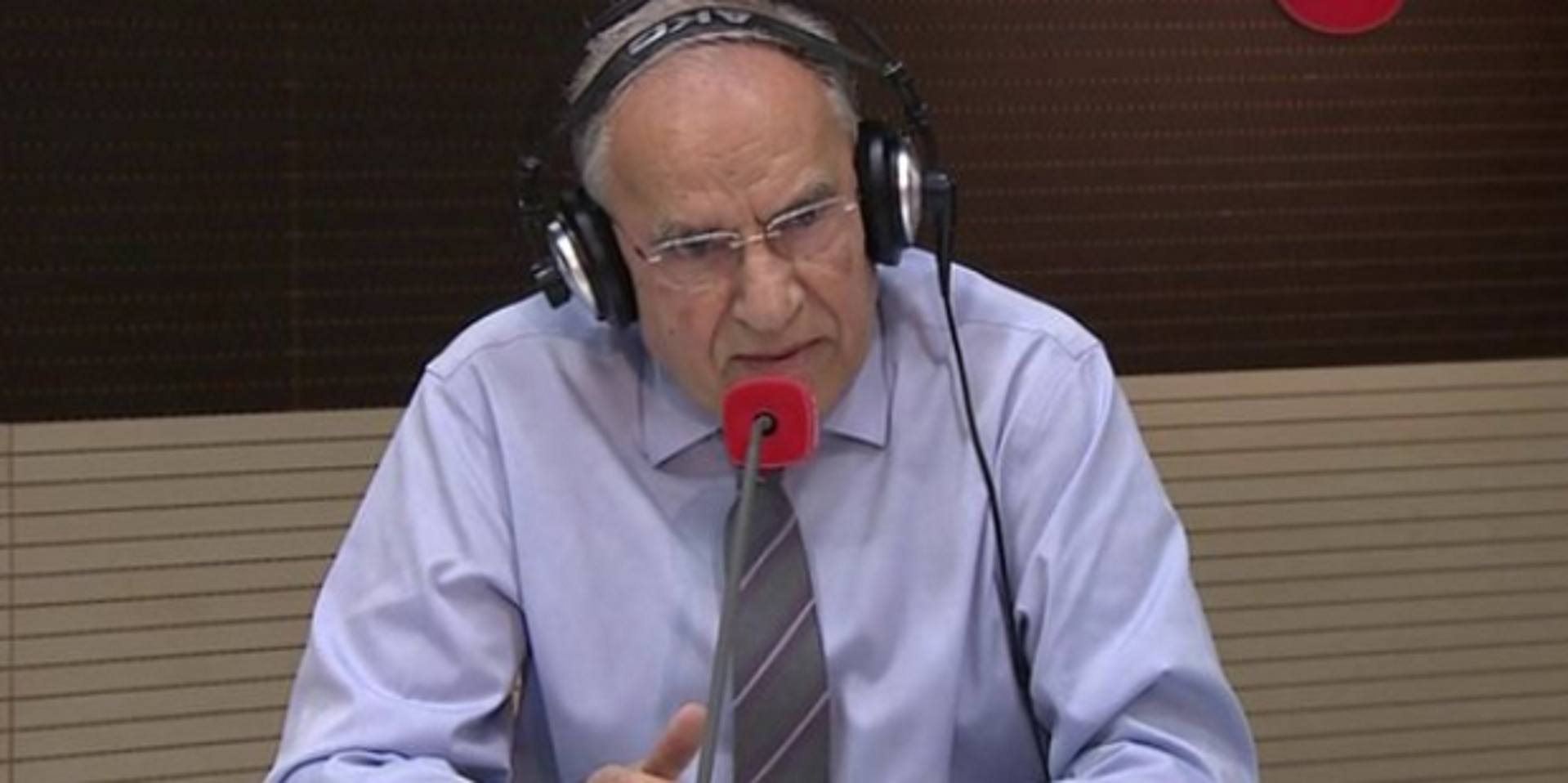 Alfonso Guerra perd els papers i insulta Puigdemont i Torra des de RNE