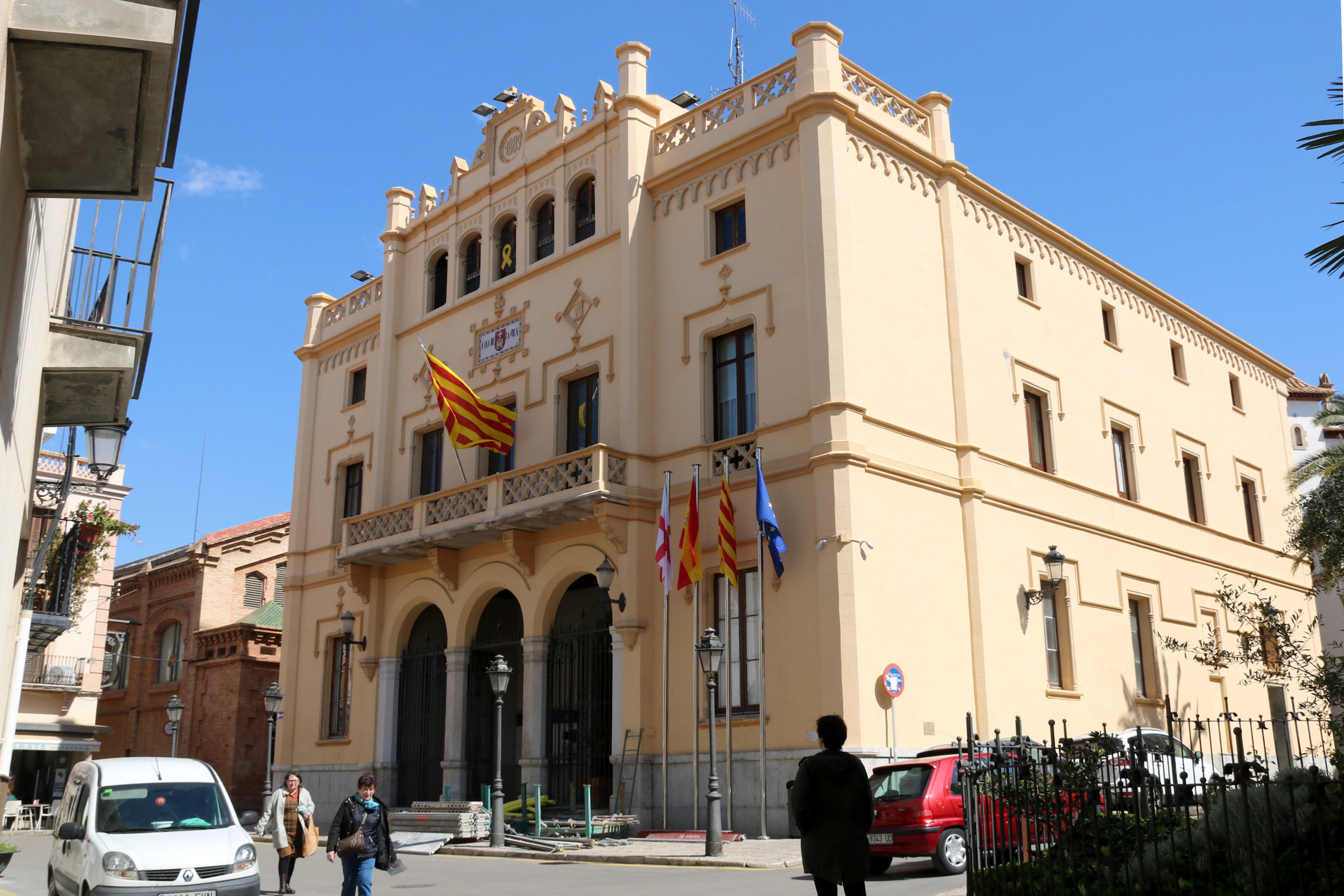 La Junta Electoral insta al Ayuntamiento de Sitges a retirar los lazos amarillos