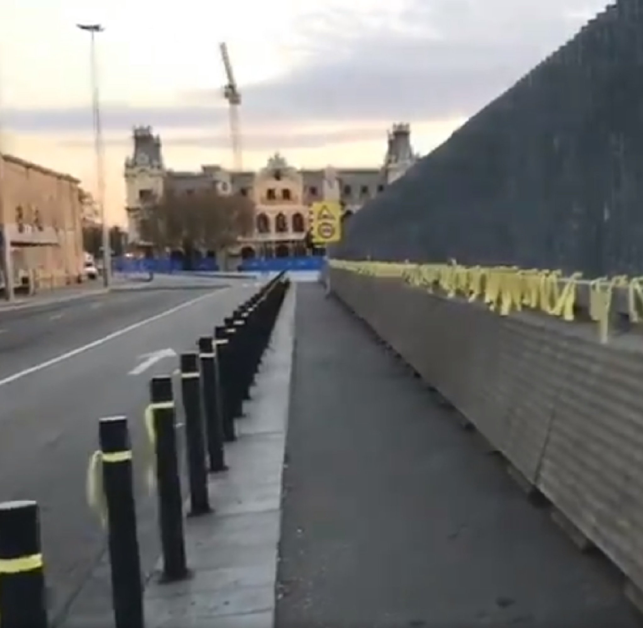 Els estibadors omplen el Port de Barcelona de llaços grocs