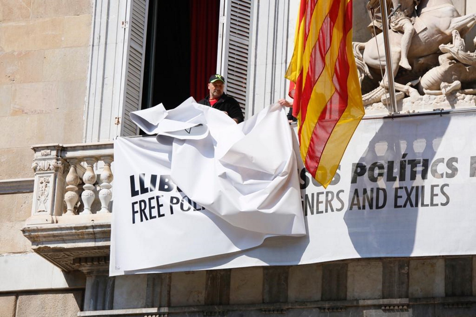 Torra despulla de símbols la façana del Palau de la Generalitat