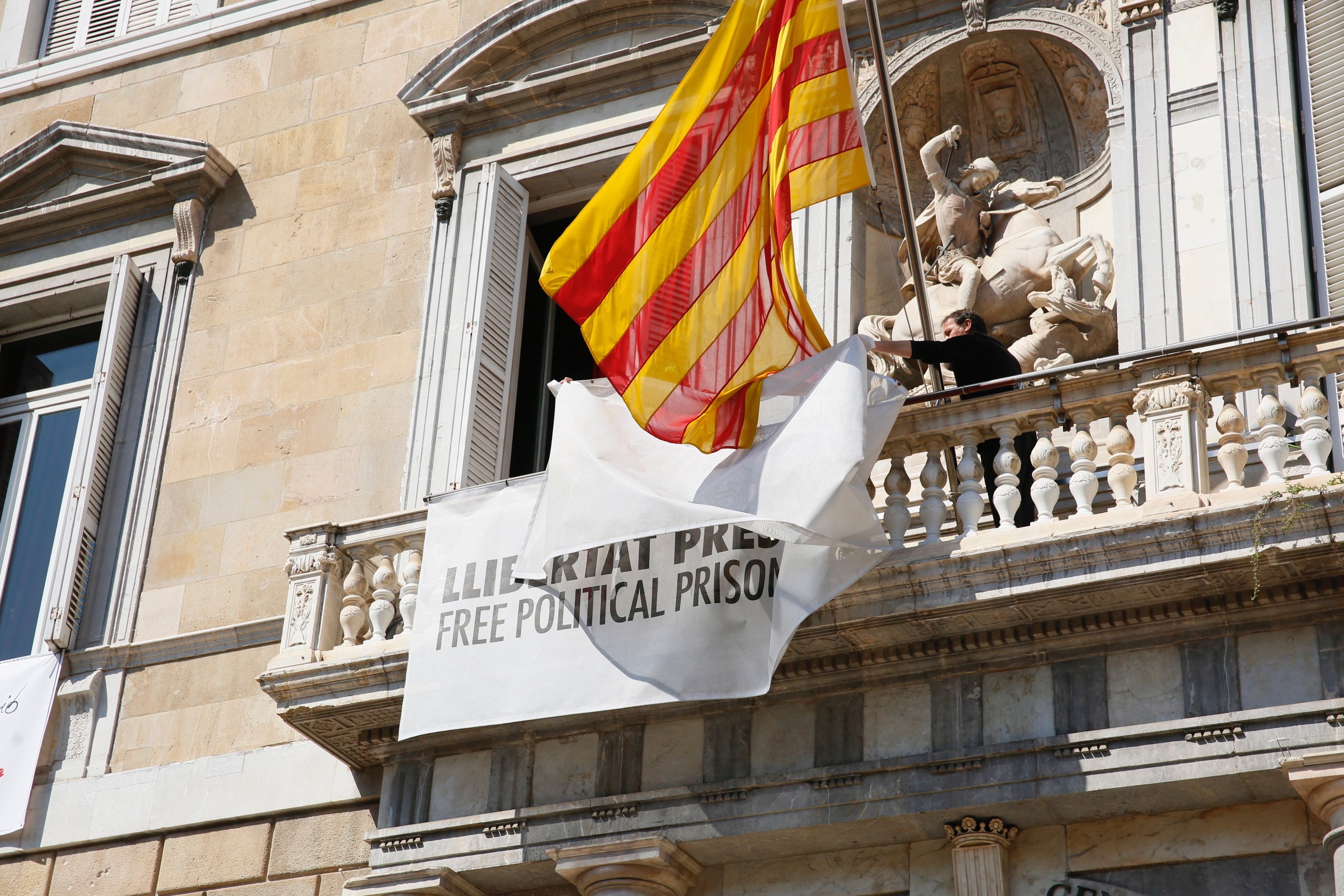 Court orders Torra to remove banner from outside government palace again