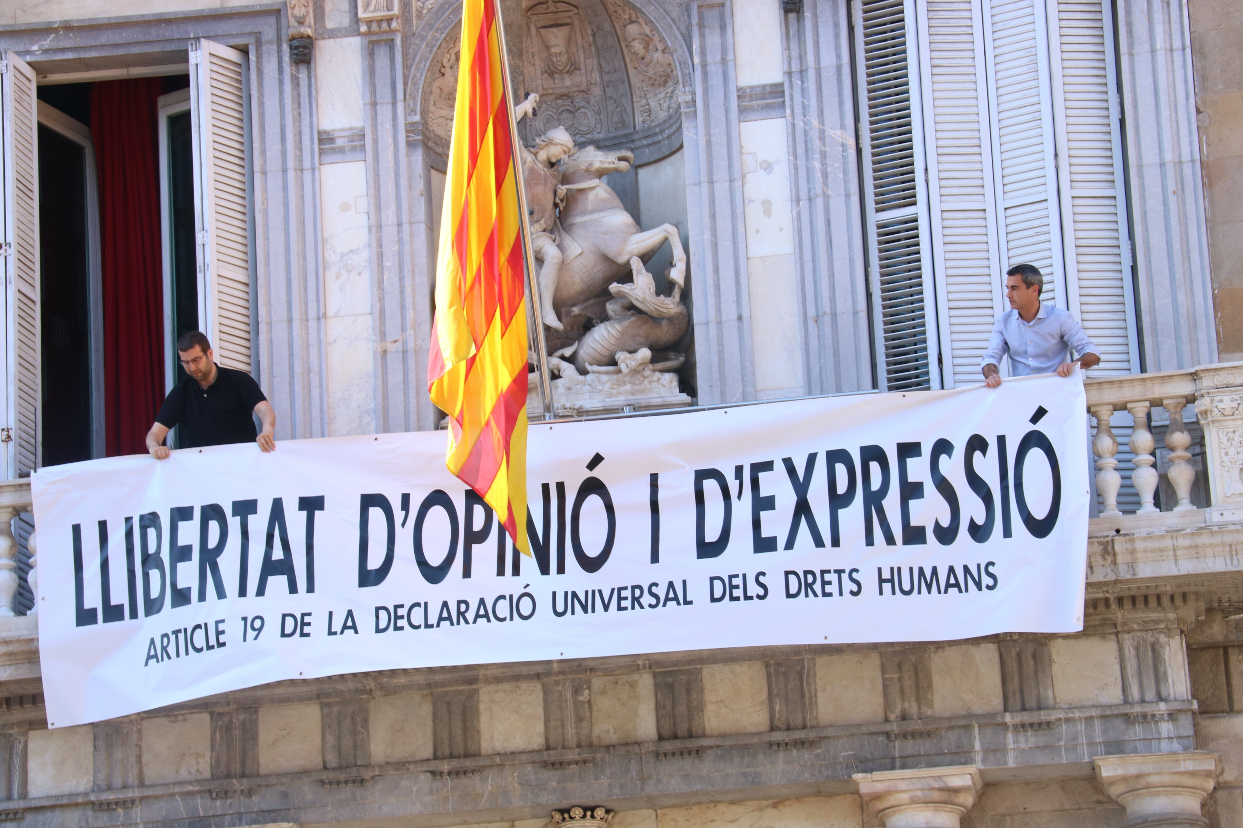 Torra responds to disobedience investigation with another banner: "Freedom of expression"