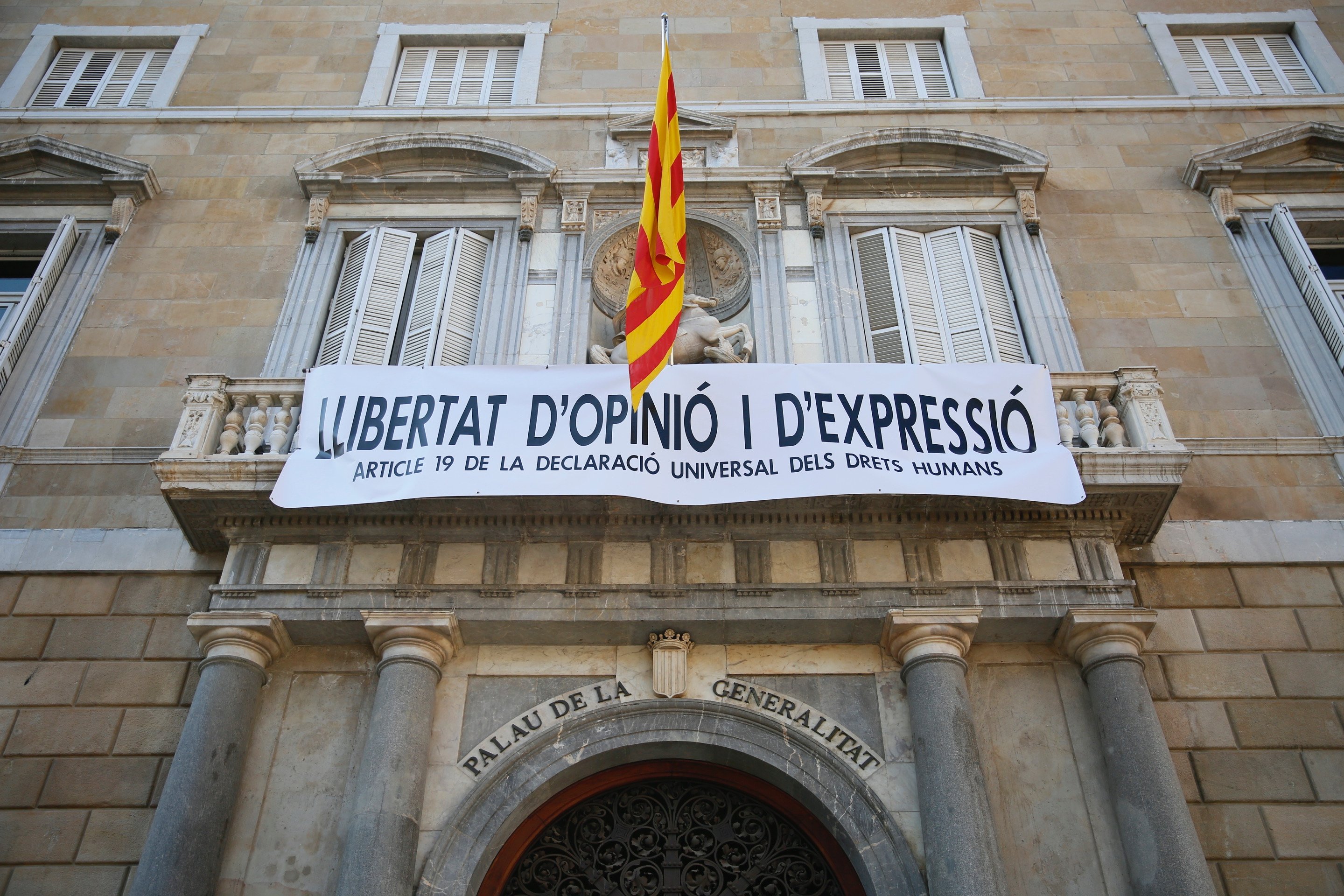 pancarta lliberat expressio palau generalitat - sergi alcazar