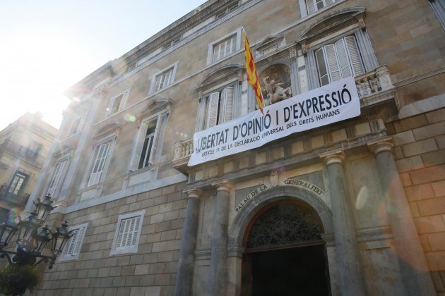 pancarta lliberat expressio palau generalitat - sergi alcazar