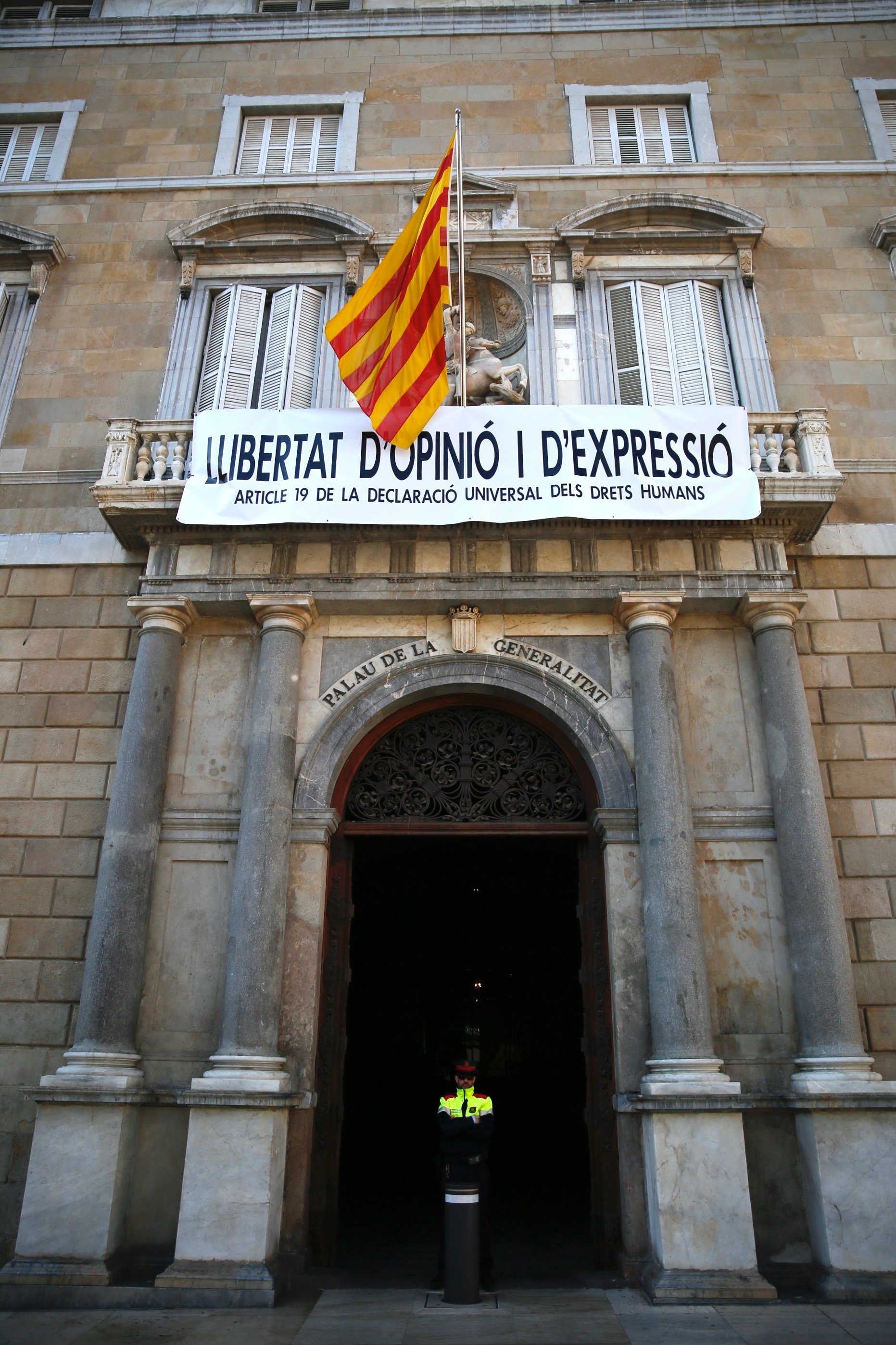 Fiscalia i Mossos investiguen la baixada de la 'rojigualda' de la Generalitat
