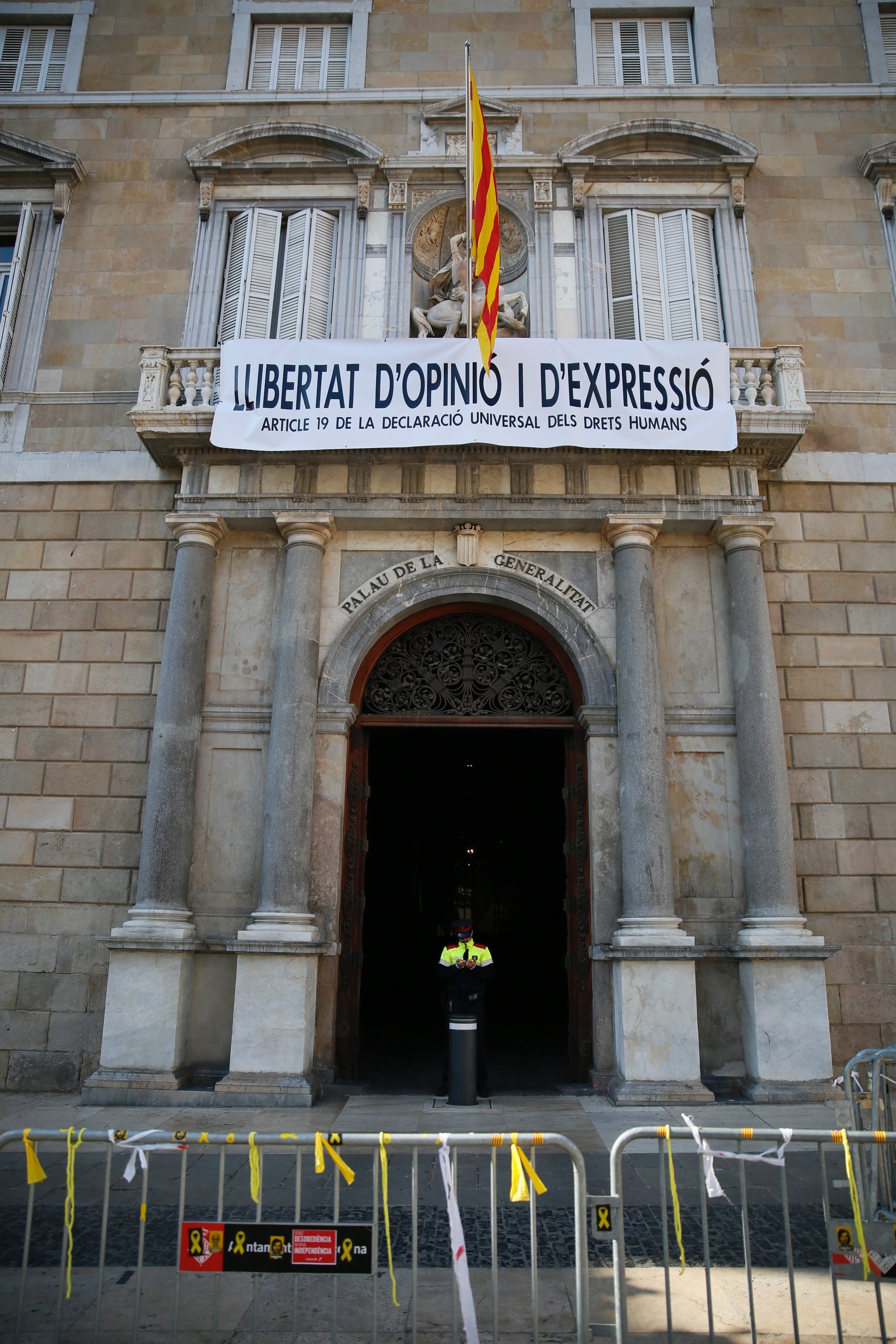 Torra substitueix la senyera del Palau de la Generalitat