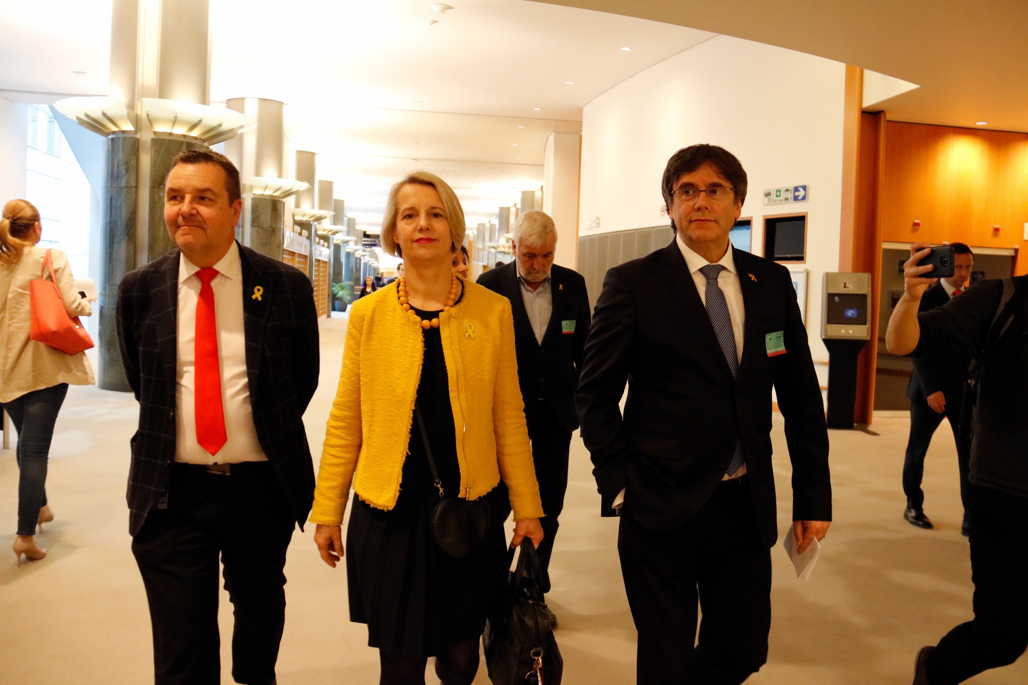 Puigdemont, de nuevo en el Parlamento Europeo... y a diez minutos de Sánchez