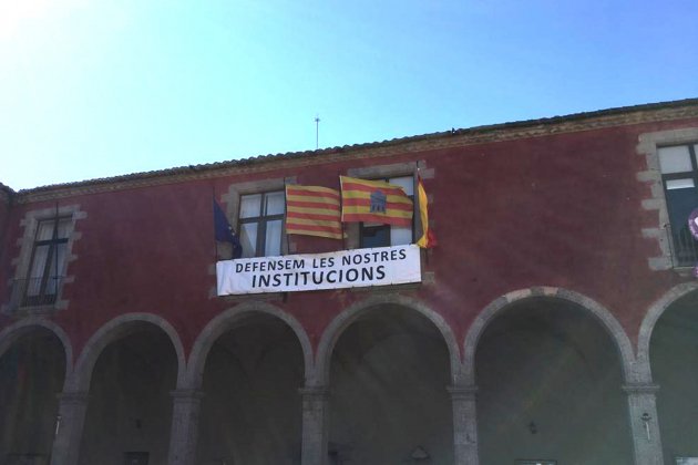 retirada pancartes Ajuntament Castelló Ampuries - ACN