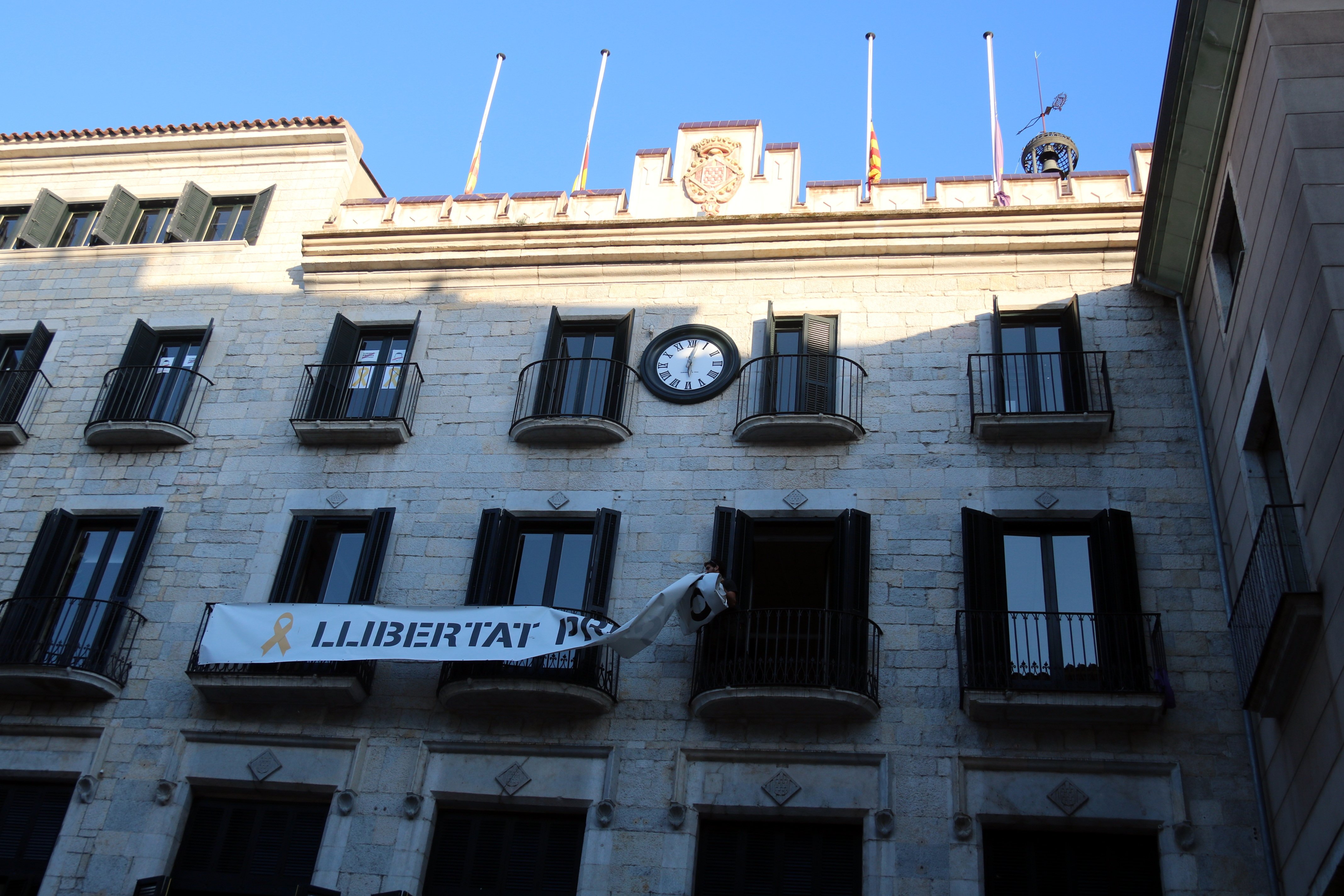 Girona substitueix la pancarta en suport als presos per la de 'Llibertat d'Expressió'