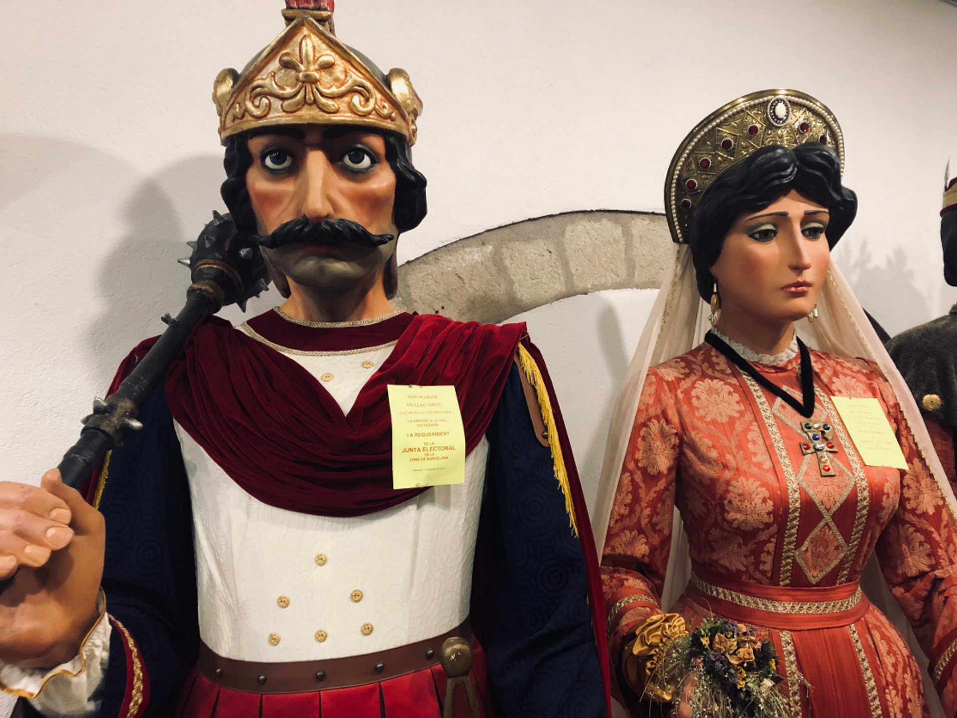 La Junta Electoral desposseeix de llaços grocs dos gegants de Barcelona