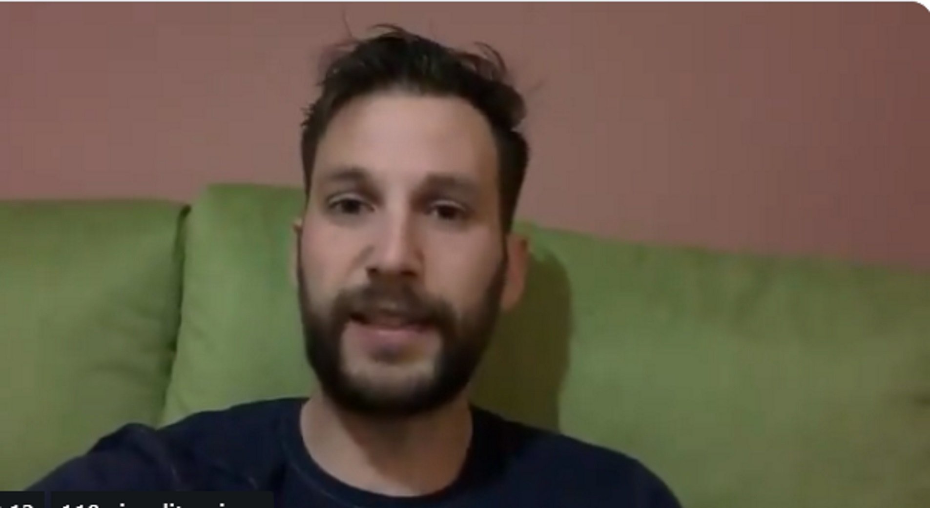 Un mosso adverteix que no comptin amb ell per retirar cap llaç groc