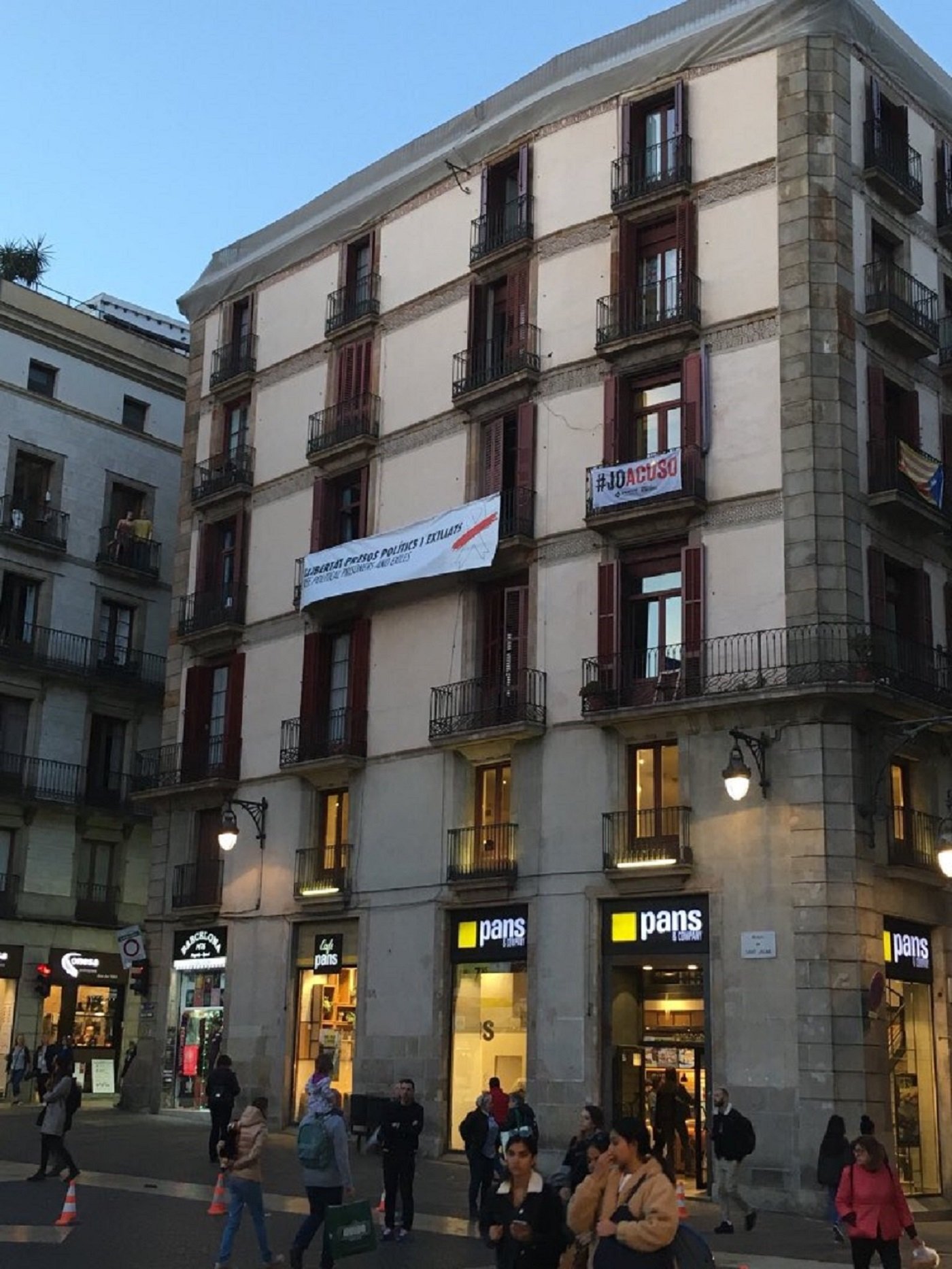 La pancarta del lazo blanco aparece en otro edificio de Sant Jaume