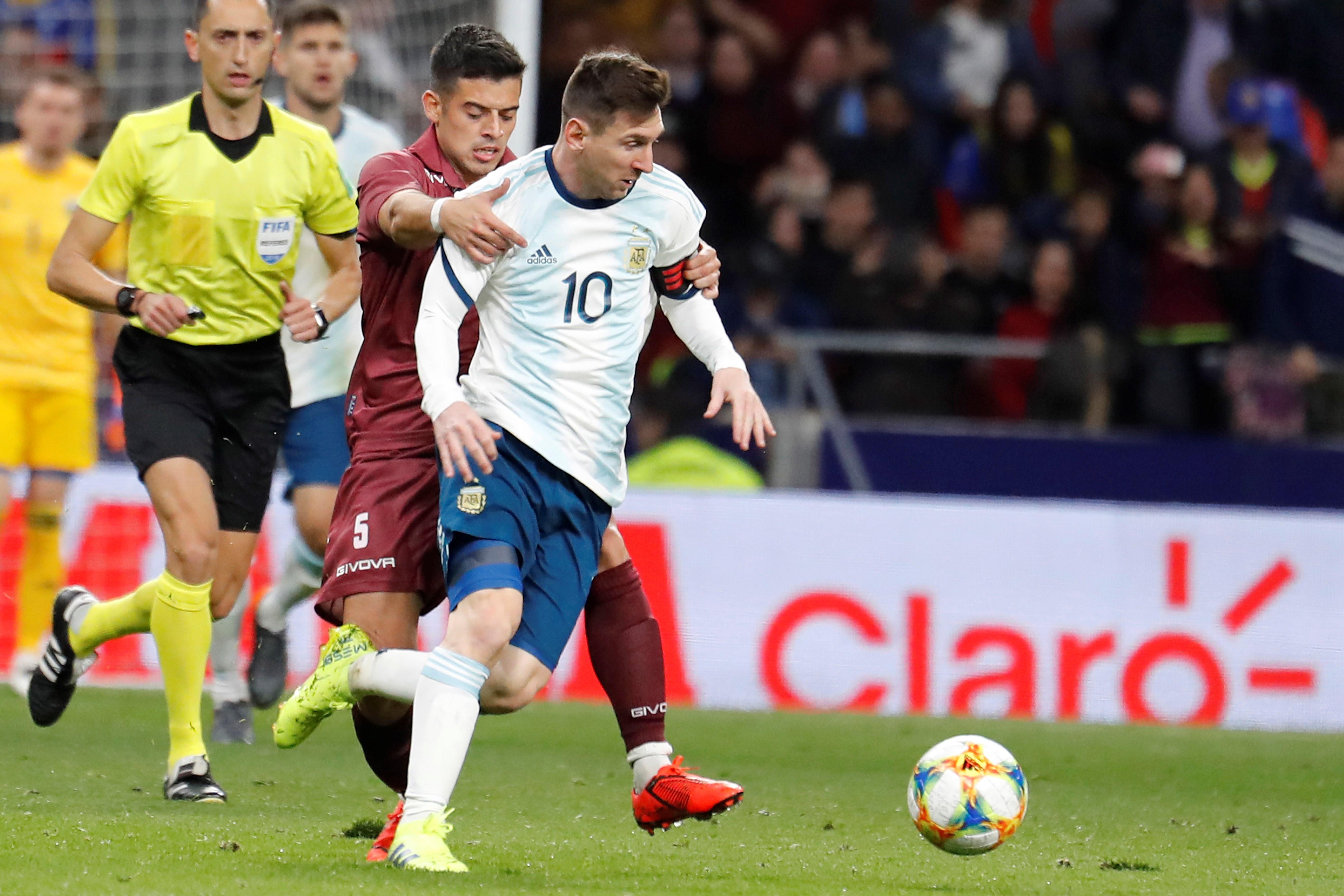 Messi no puede evitar un nuevo ridículo de Argentina (1-3)