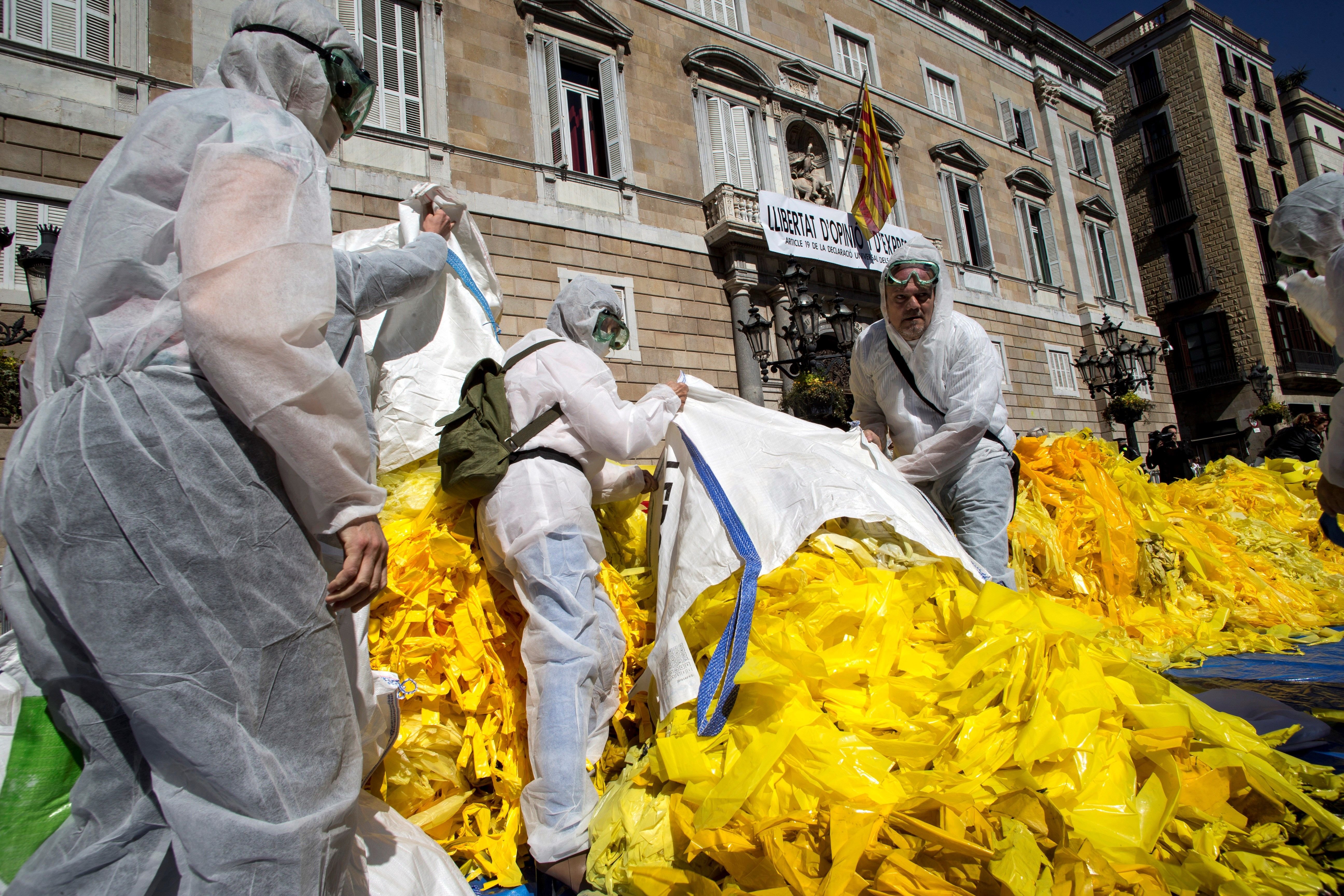 Unionists dump masses of yellow ribbons outside Catalan government palace