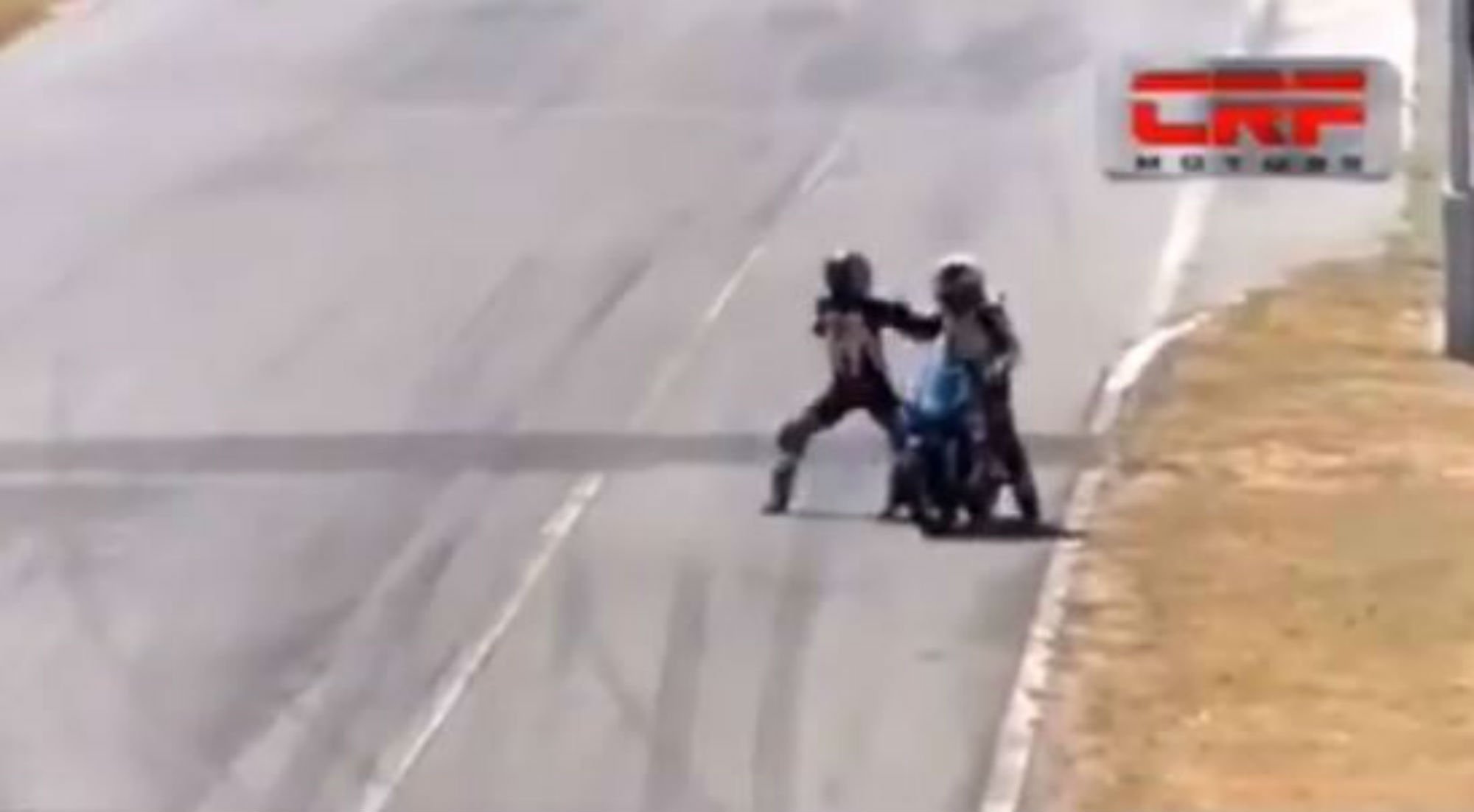 La surrealista baralla de dos pilots durant una cursa de motociclisme