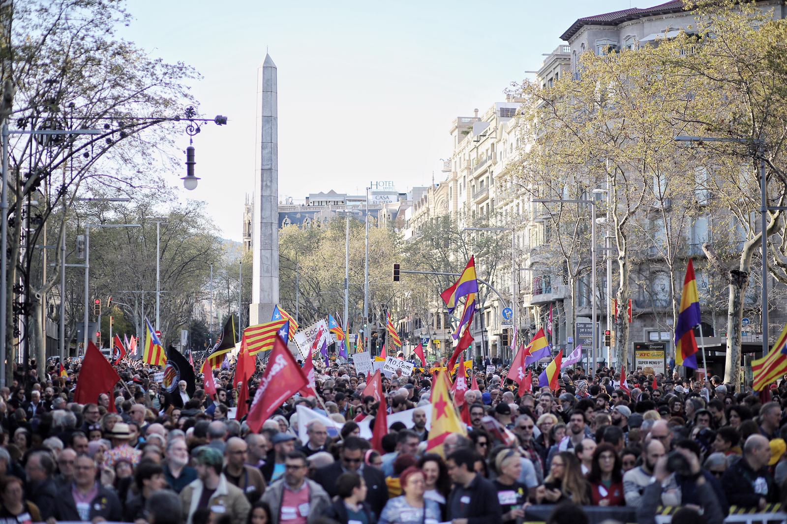 Colectivos anti-Vox se manifiestan en Barcelona
